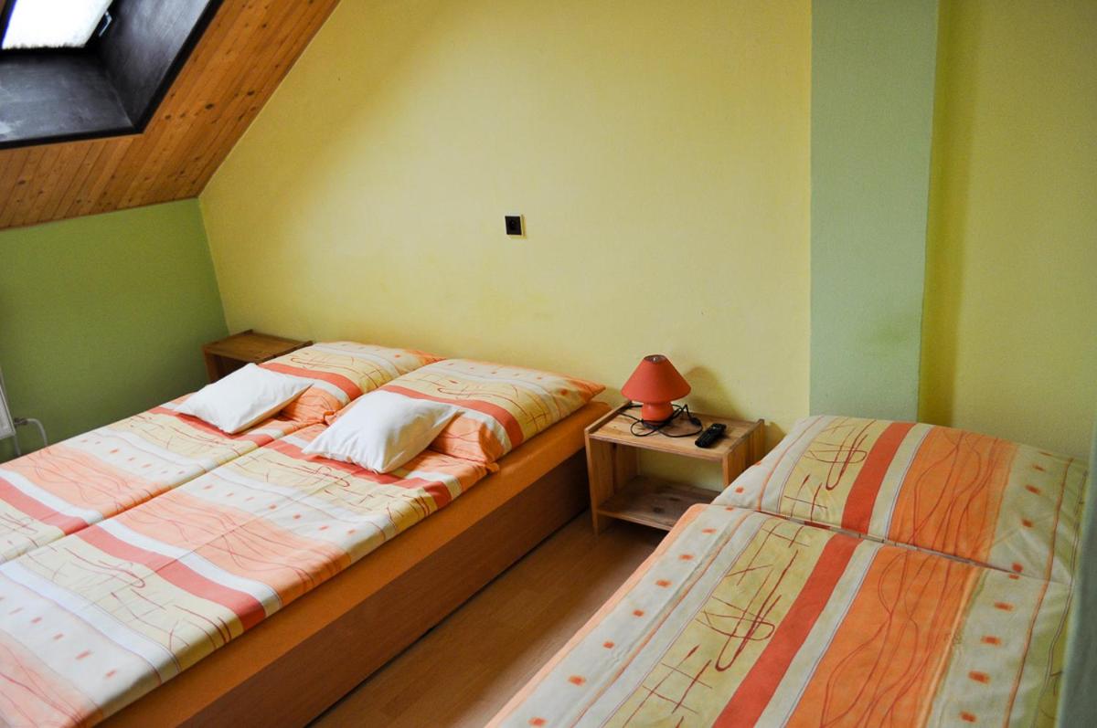Double or Twin Room with Private Bathroom - Photo 2