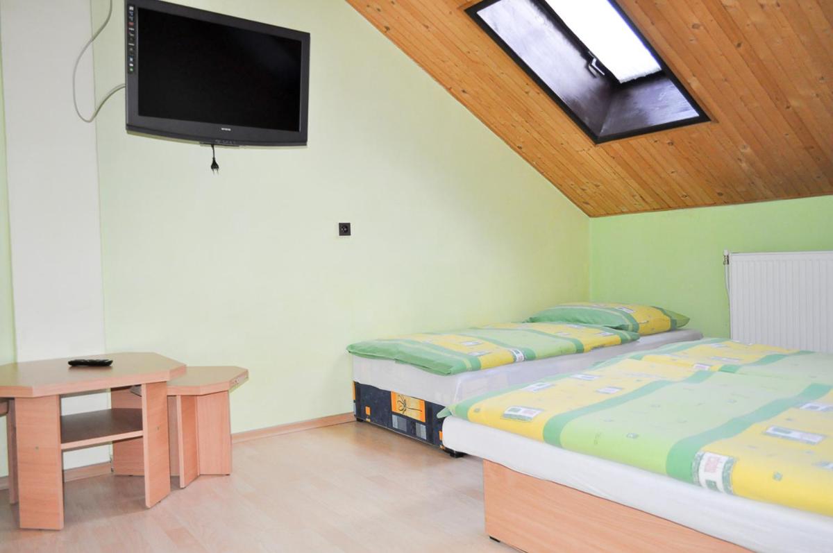 Double or Twin Room with Private Bathroom - Photo 7