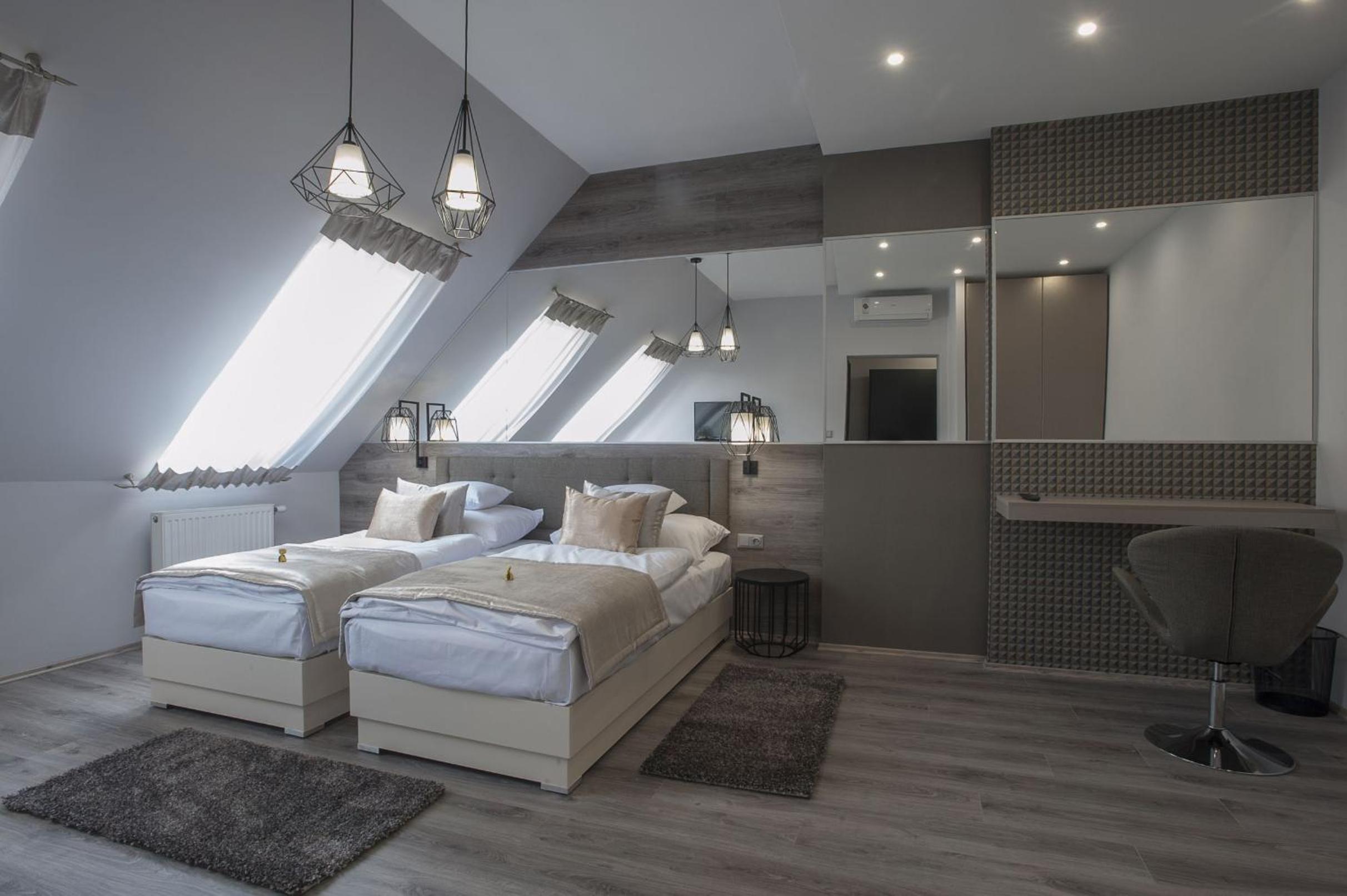Double or Twin Room with Shower - Photo 2