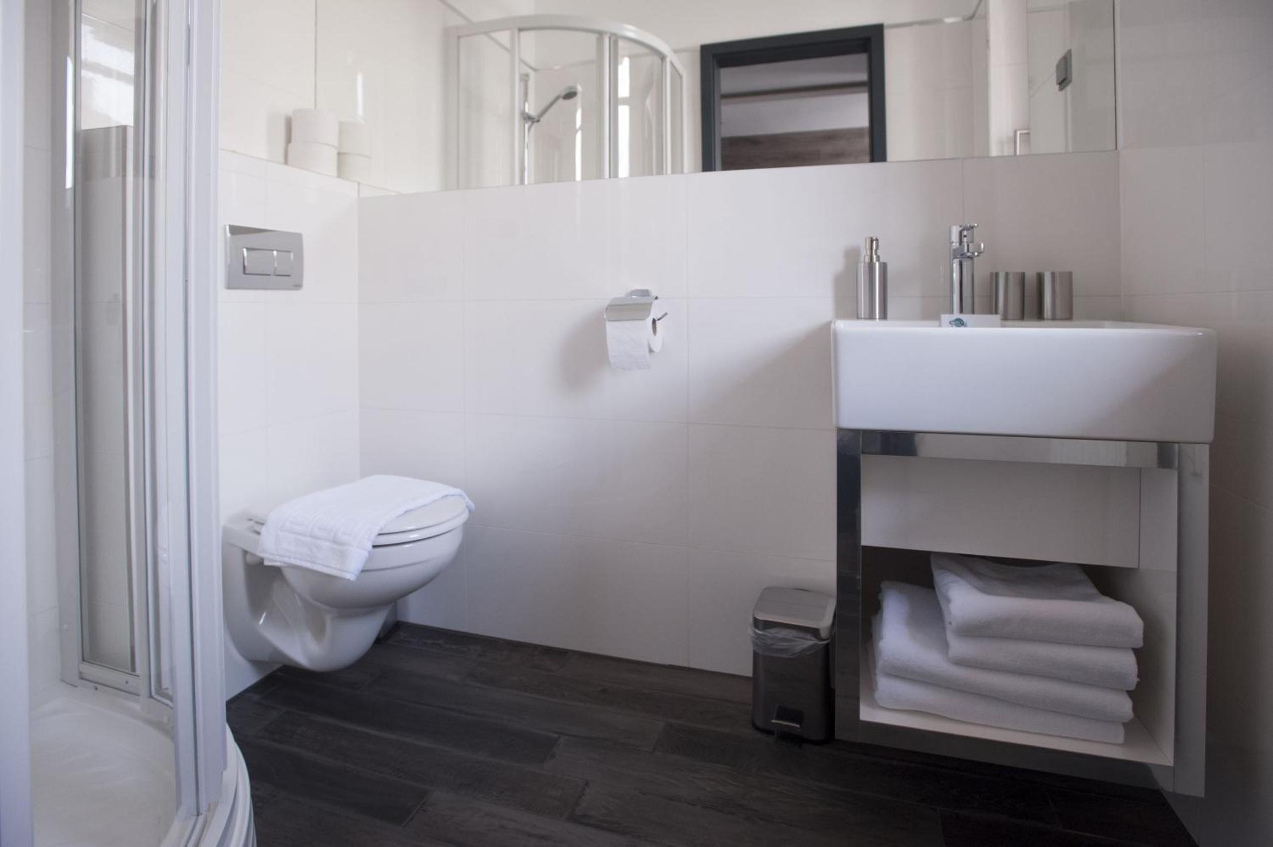 Double or Twin Room with Shower - Photo 3