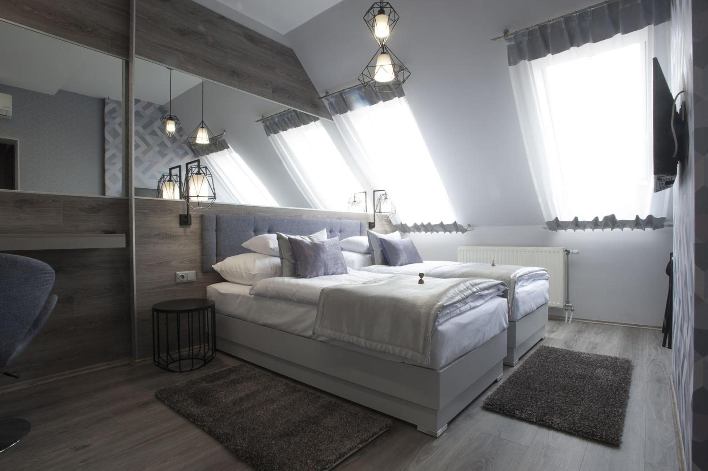 Double or Twin Room with Shower - Photo 5