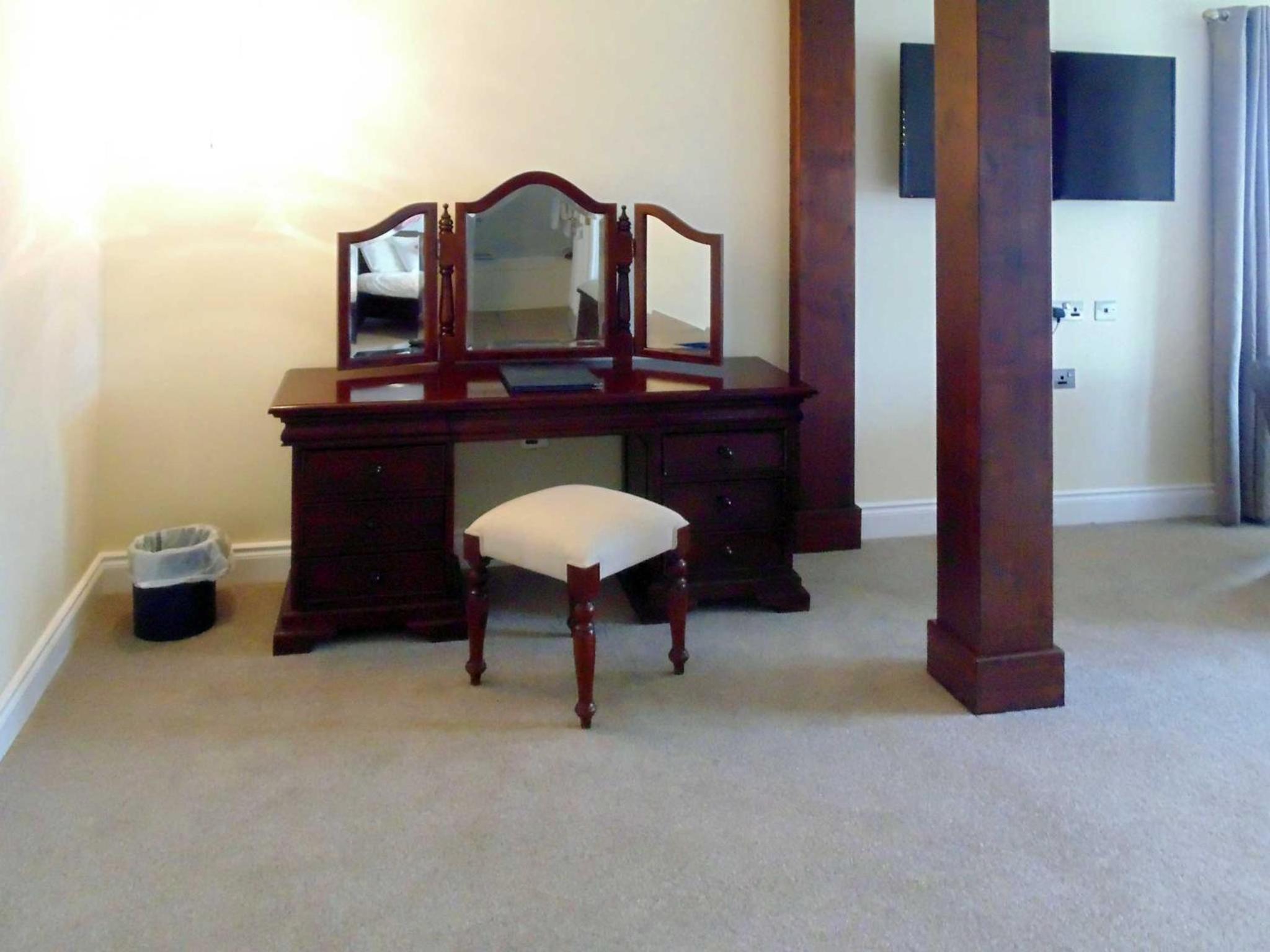 Deluxe Suite with Sea View - Photo 11