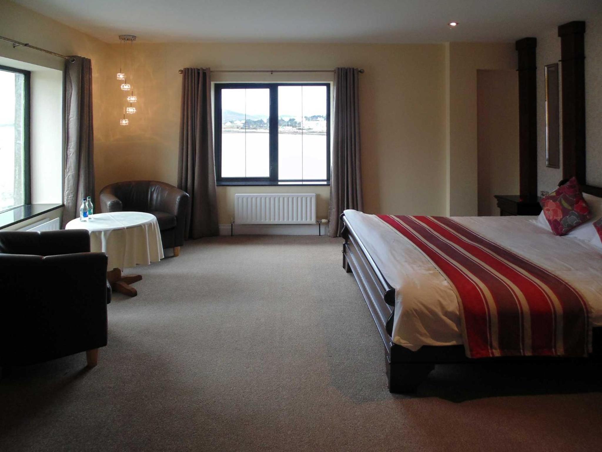 Deluxe Suite with Sea View - Photo 9