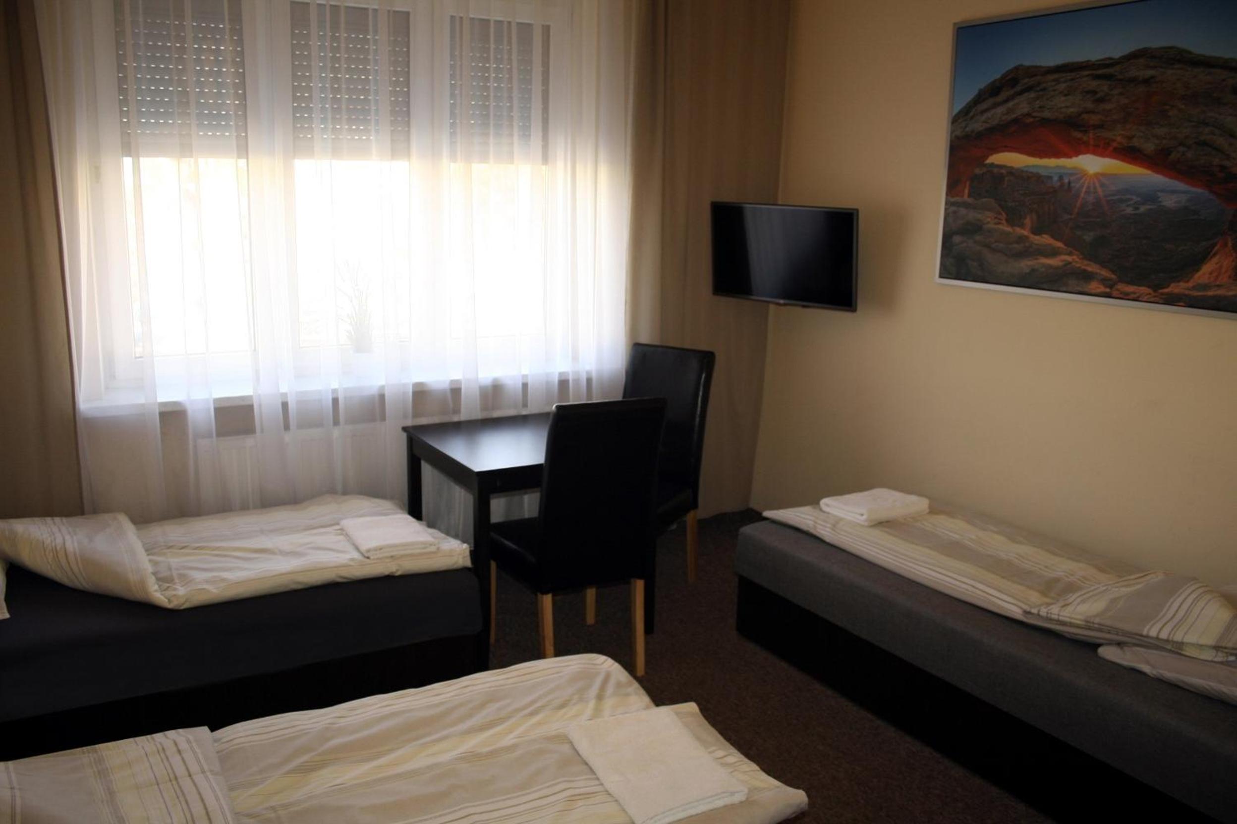Triple Room with Bathroom - Photo 2