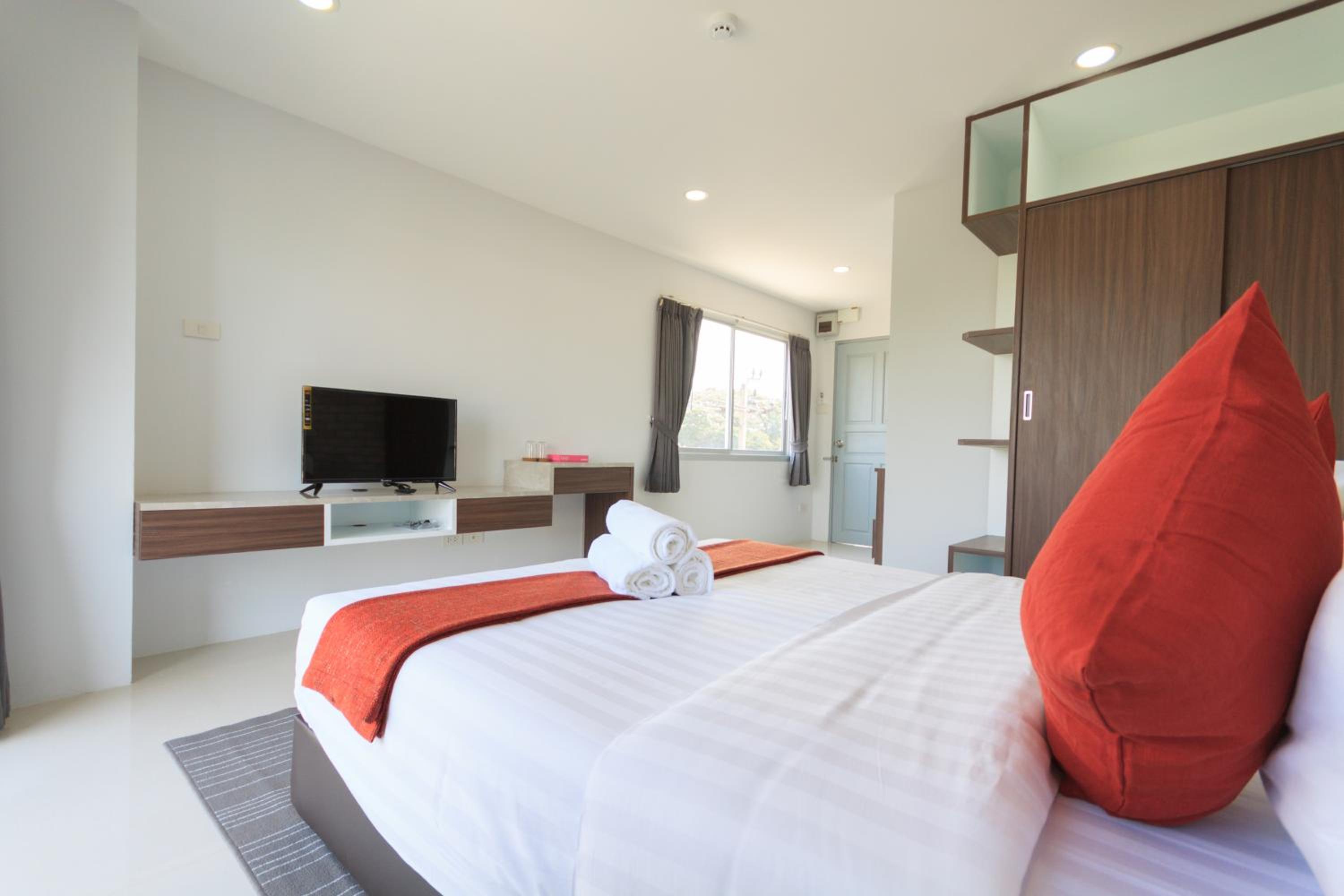 Deluxe Corner Room with Balcony photo 3