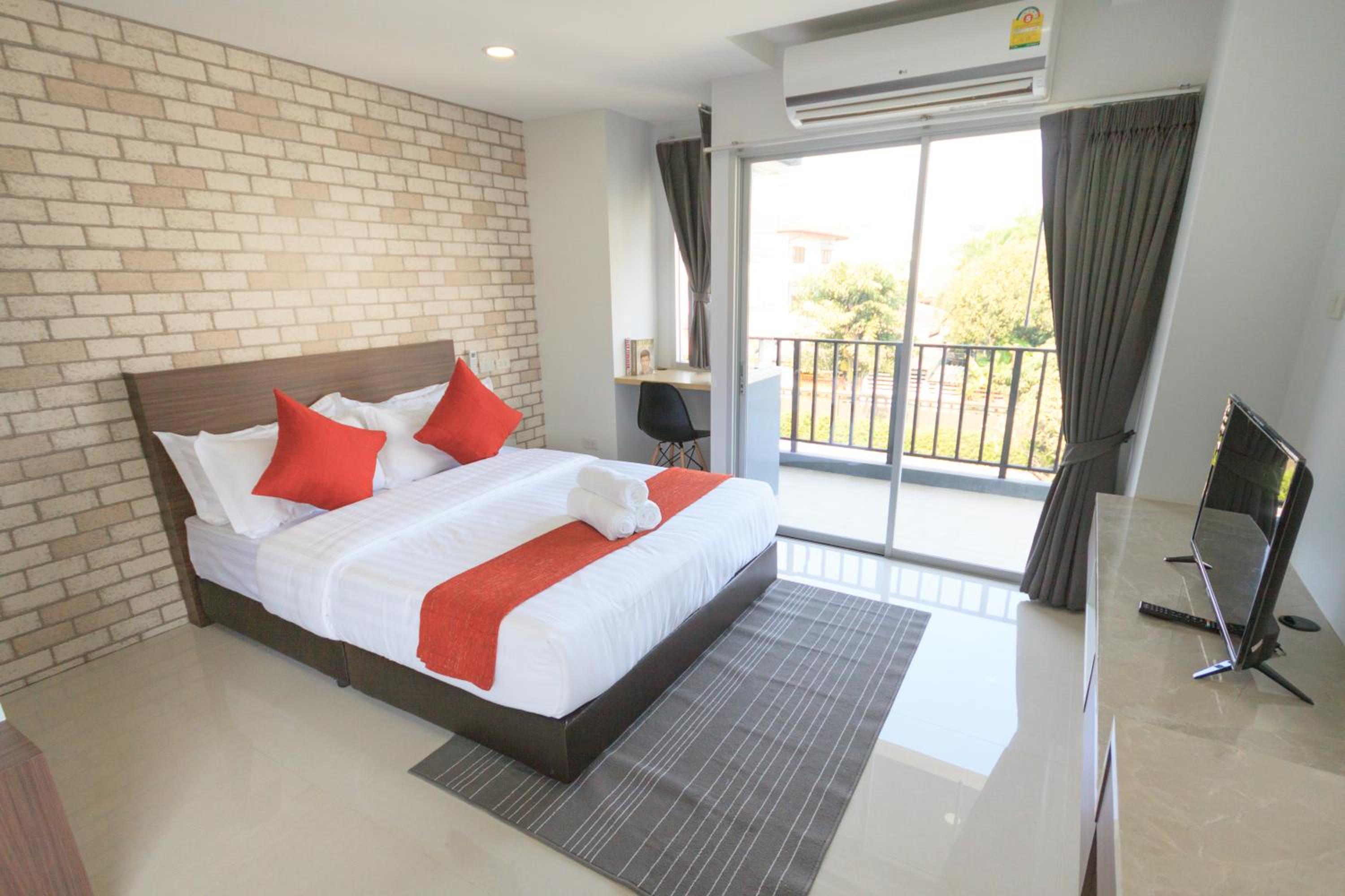 Deluxe Corner Room with Balcony photo 2