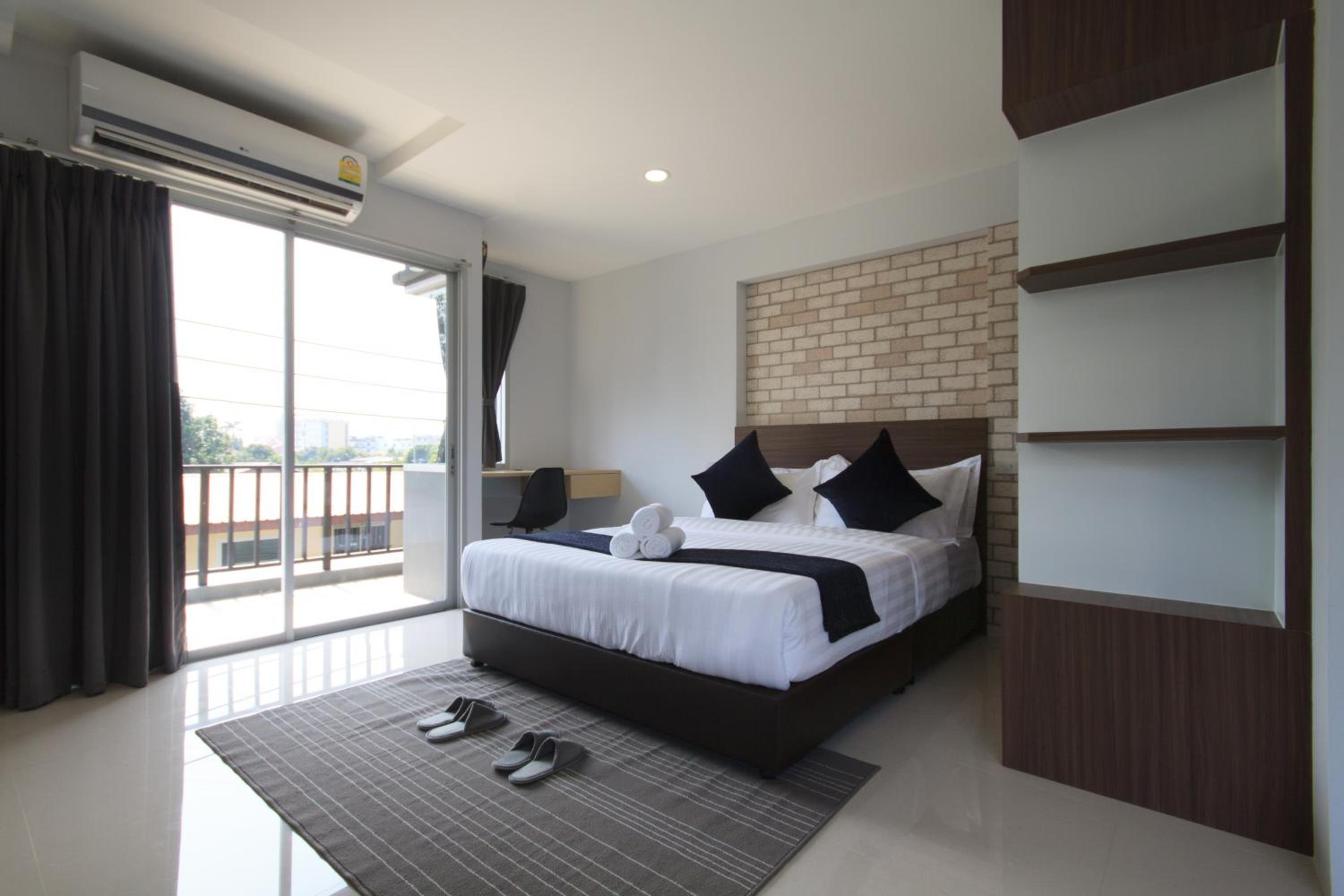 Deluxe Corner Room with Balcony photo 1