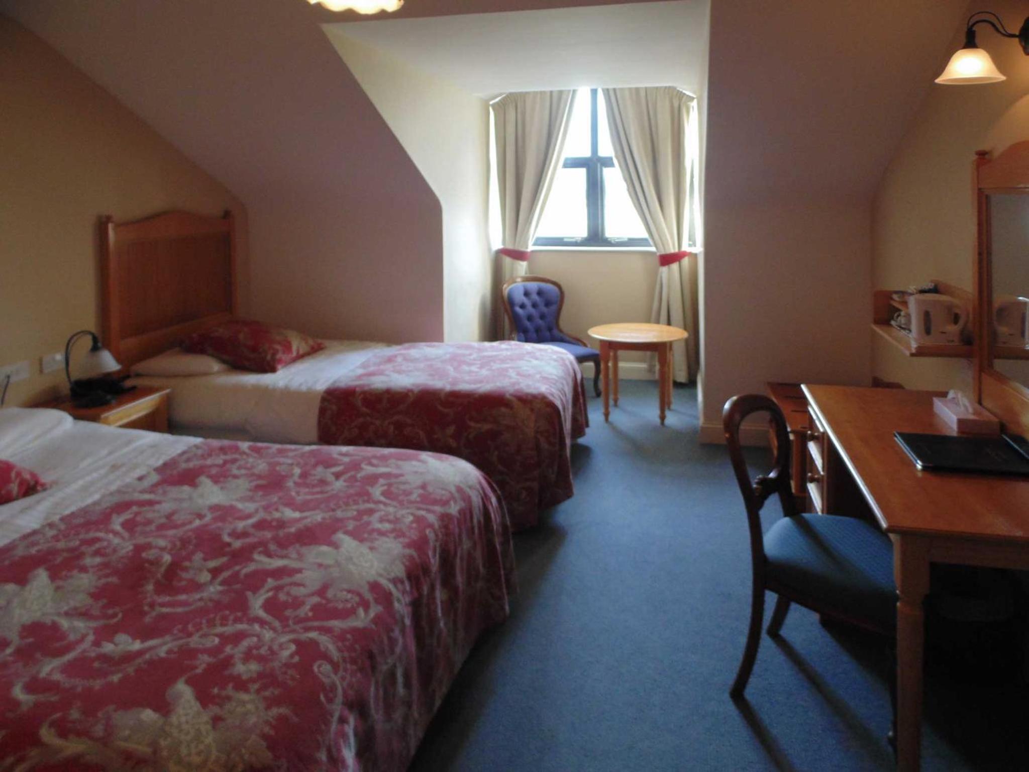 Double or Twin Room with Sea View - Photo 3