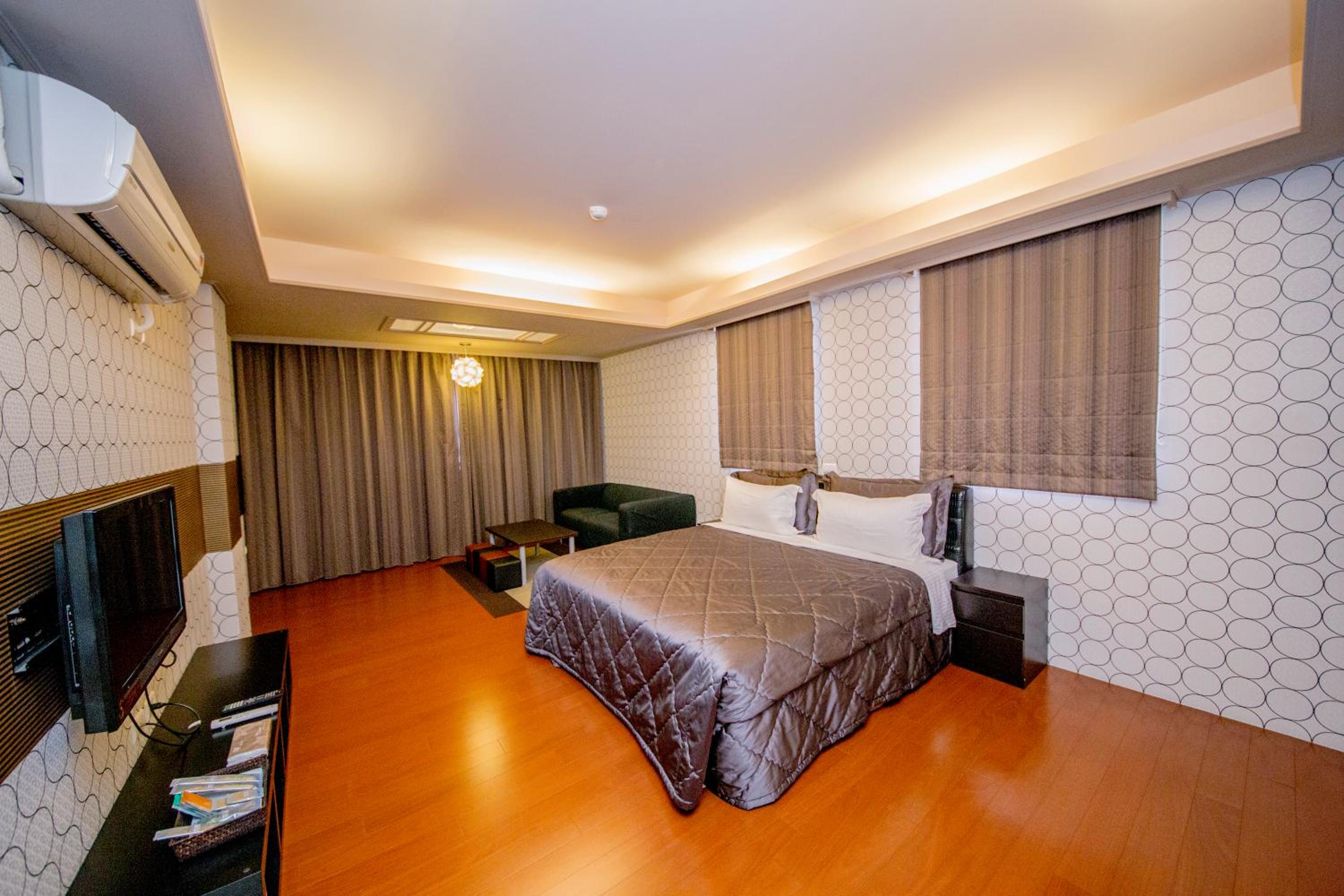 Double Room with Spa Bath photo 2