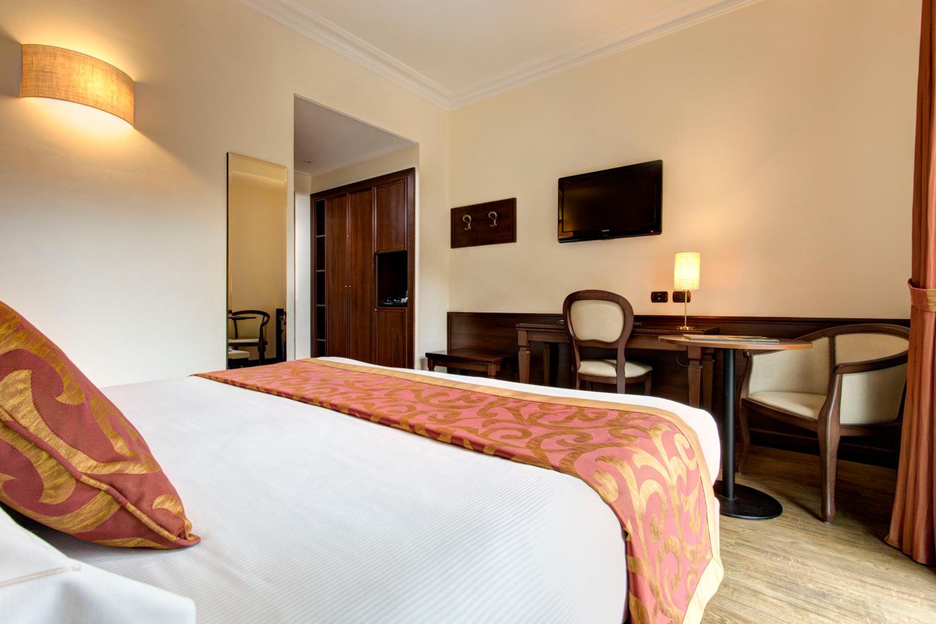 Classic Double or Twin Room thumbnail 6