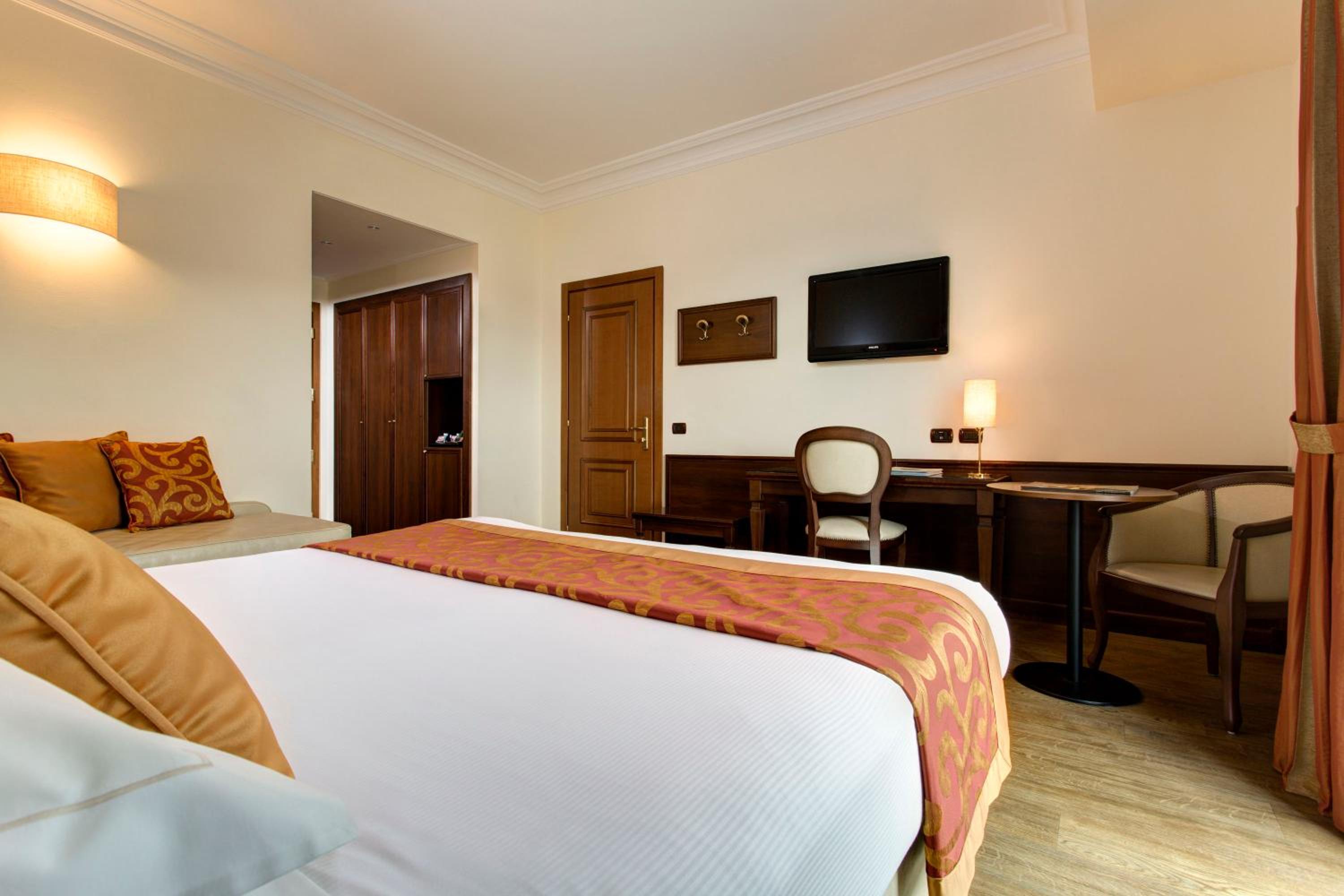 Executive Double or Twin Room thumbnail 6