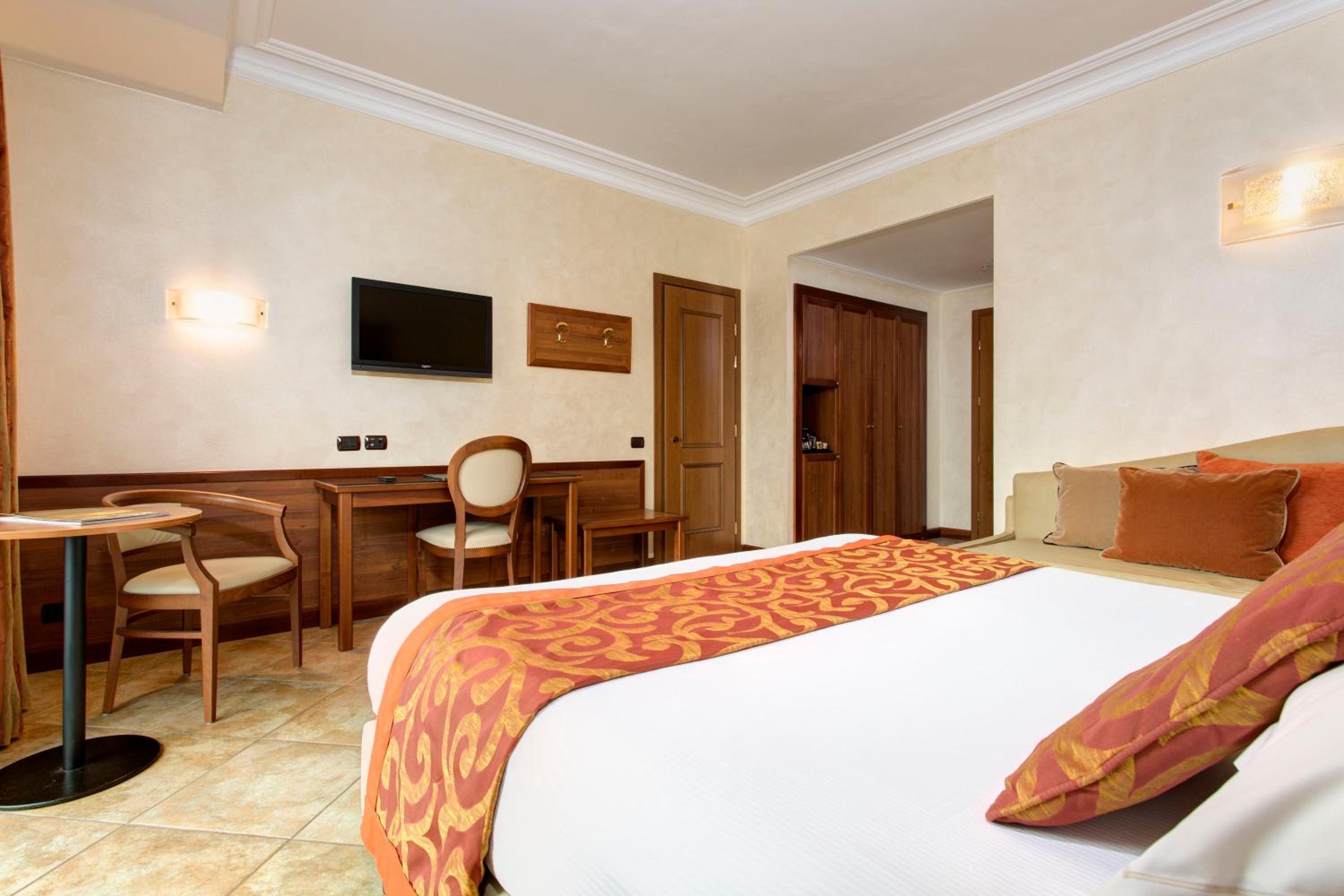 Triple Room thumbnail 6