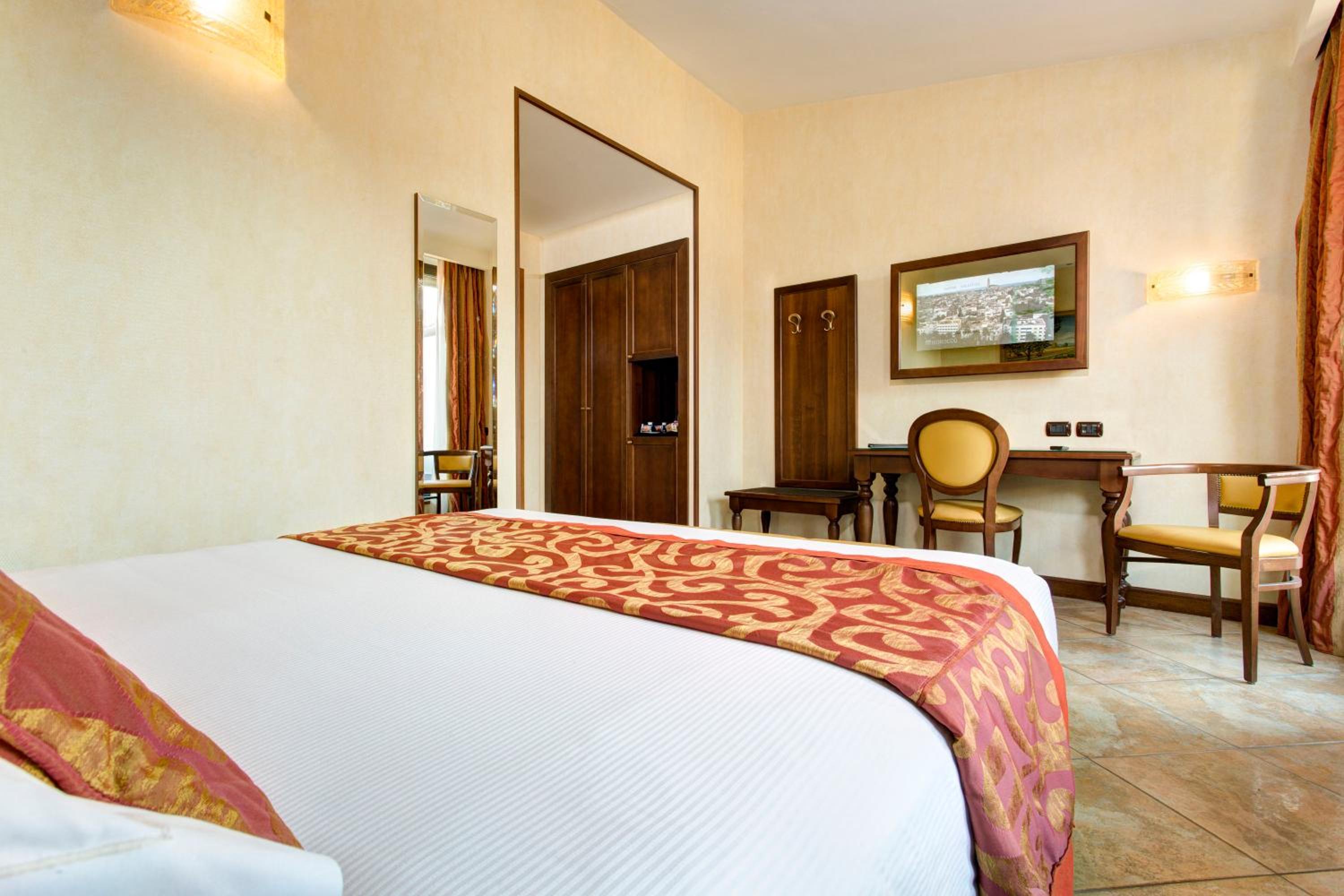 Deluxe Double or Twin Room thumbnail 5