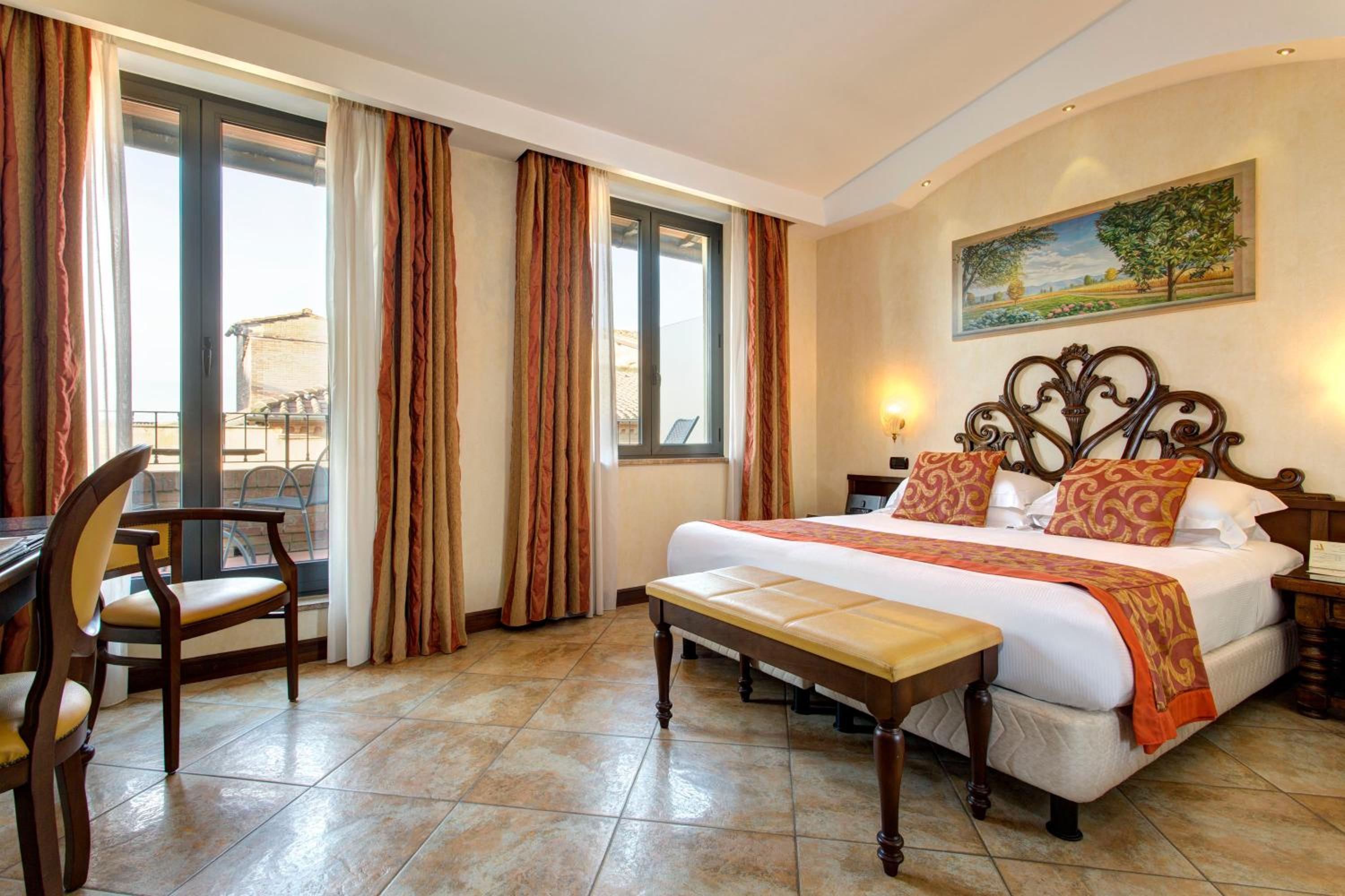 Deluxe Double or Twin Room thumbnail 6