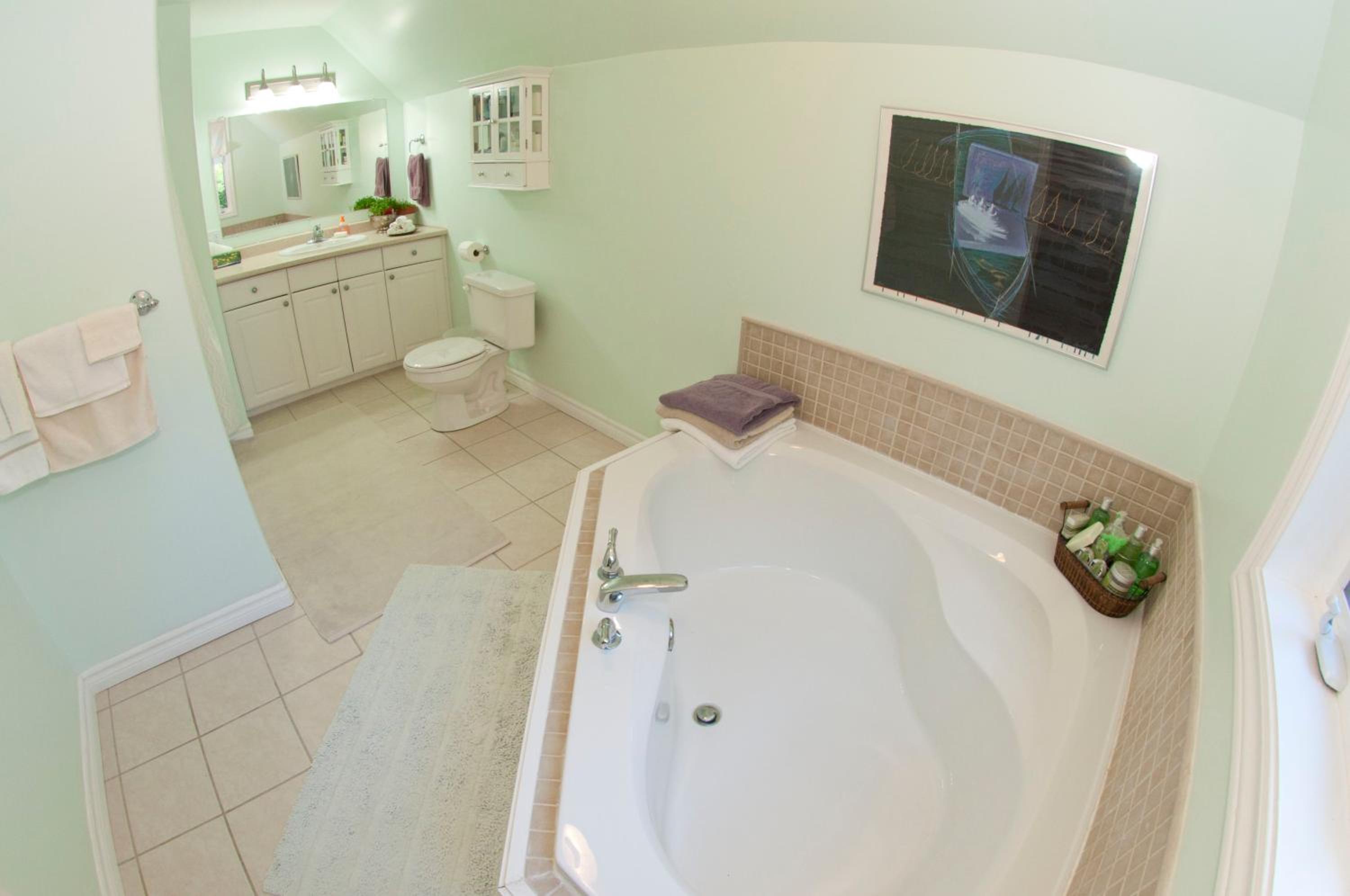 Queen Room with Private Bathroom photo 2