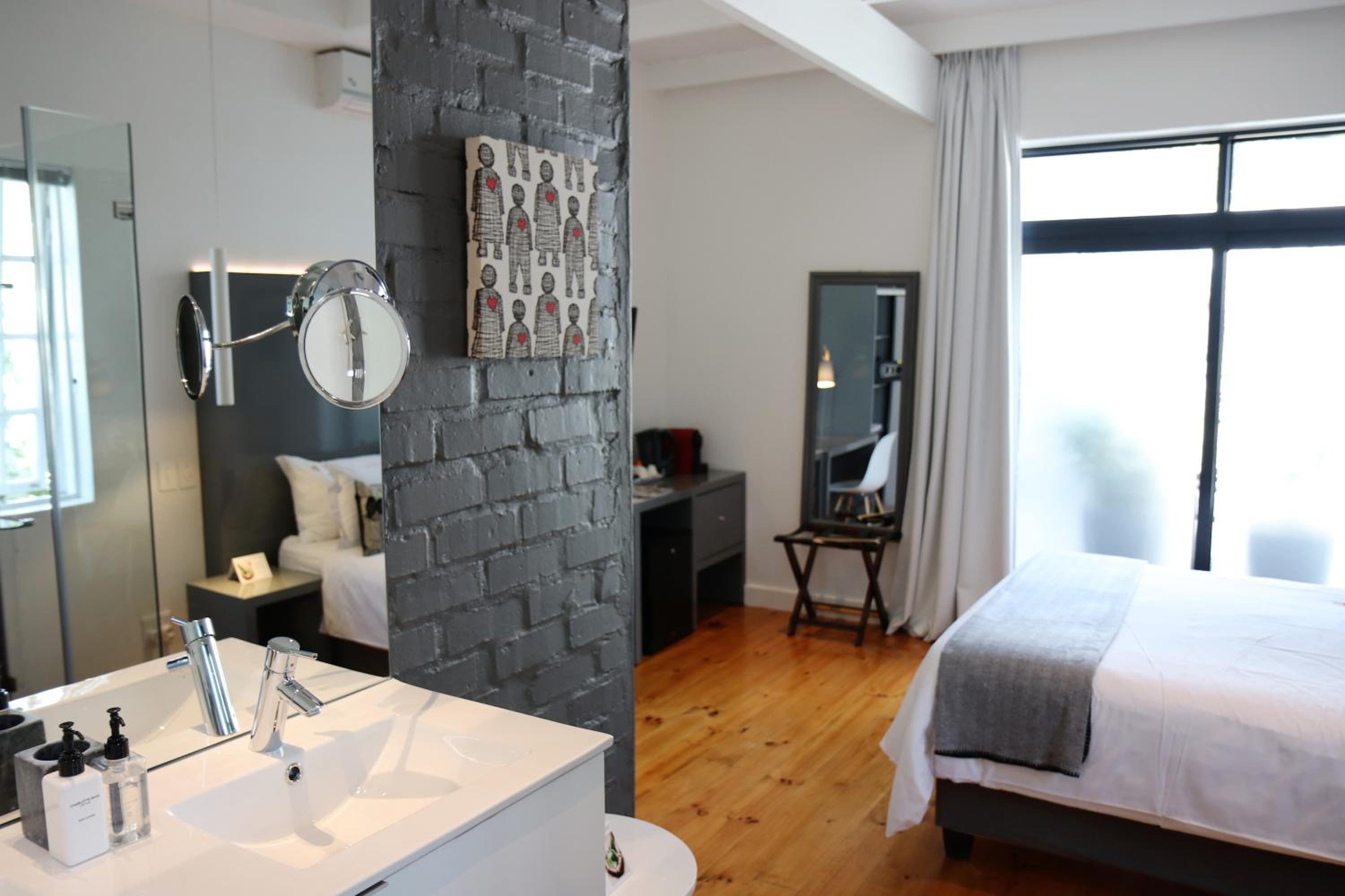 Classic Double Room with Shower (no view) - Photo 2