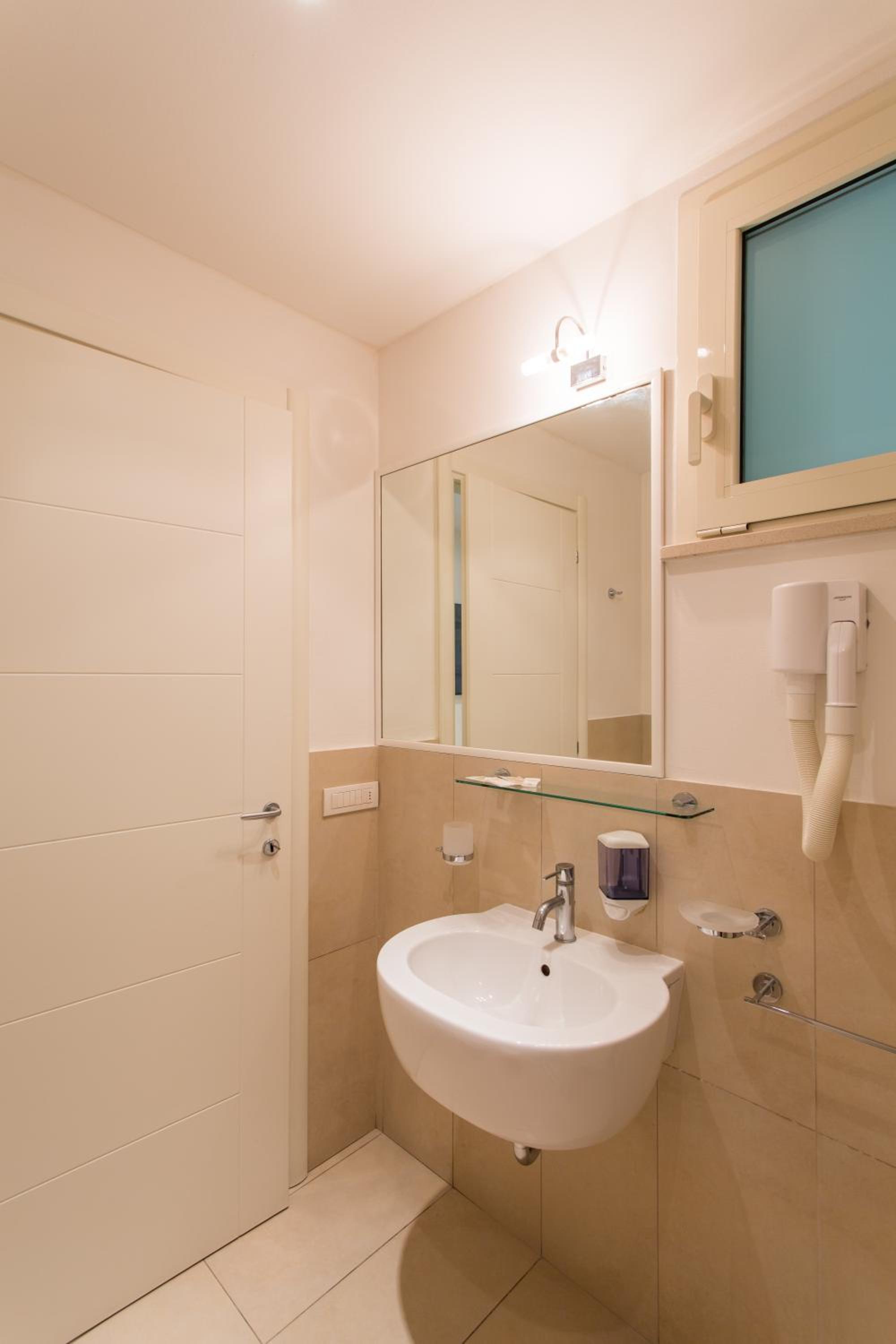 Apartment with 2 Private Bathrooms (5 Adults) photo 3