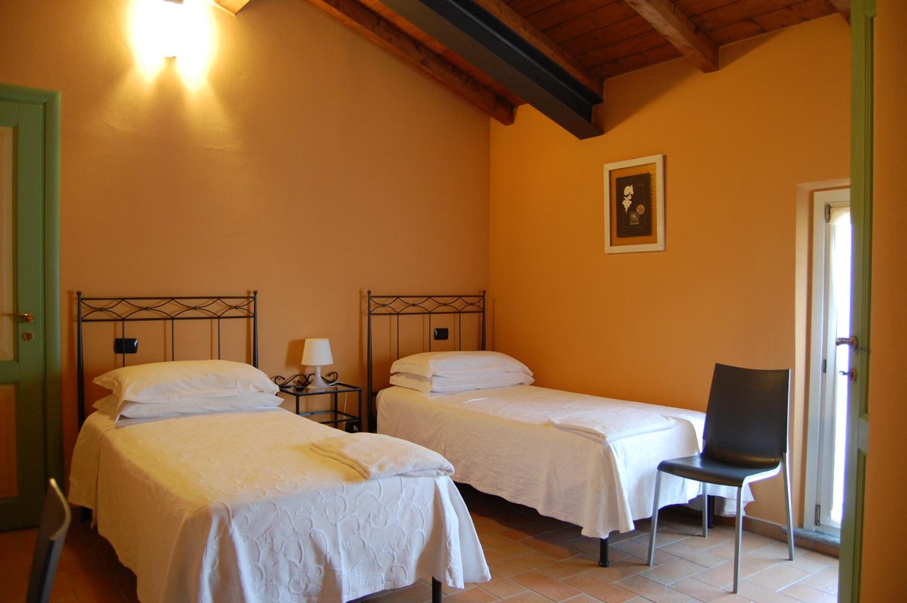 Twin Room - Photo 2