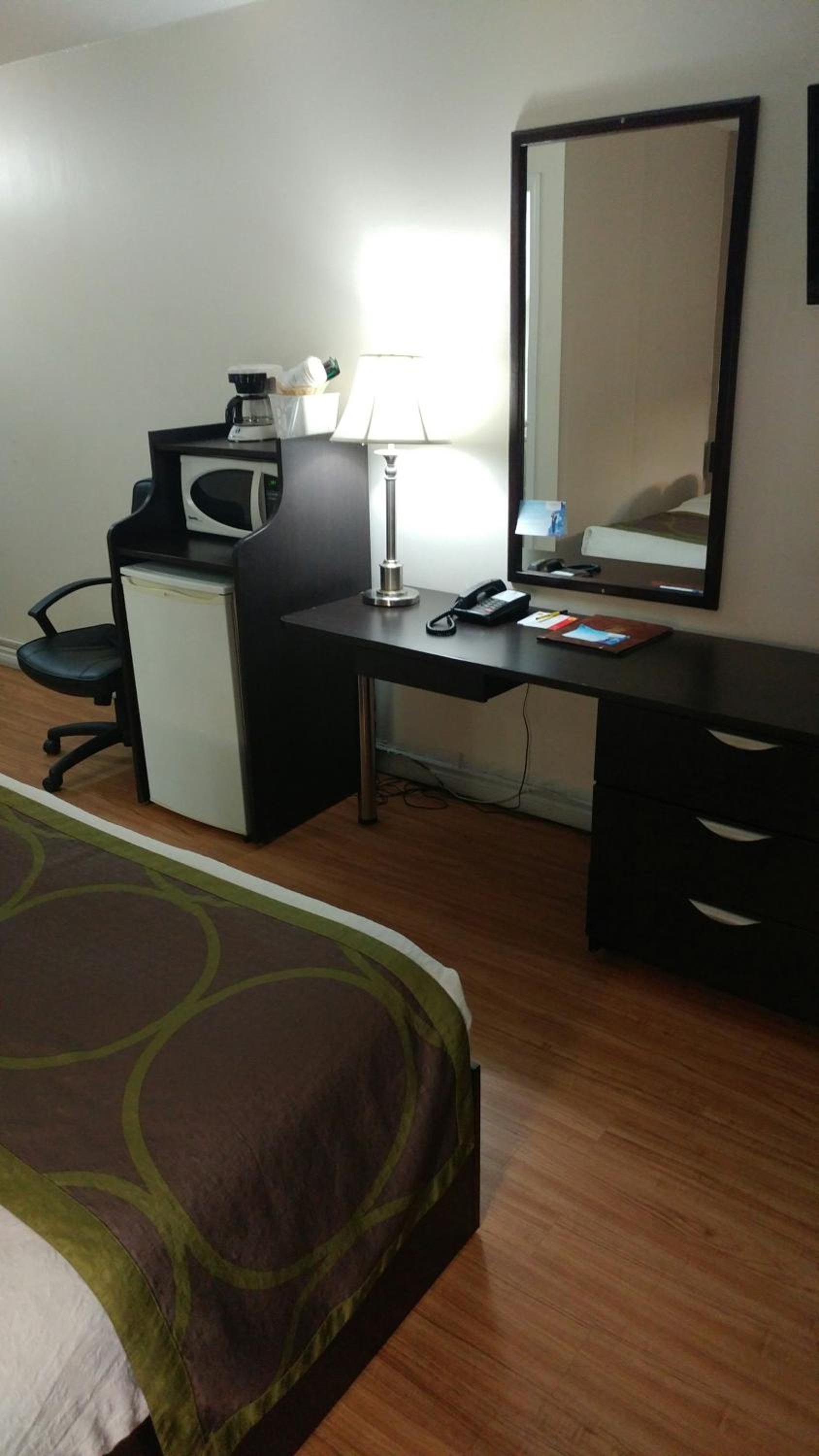 Queen Room - Non-Smoking - Photo 6