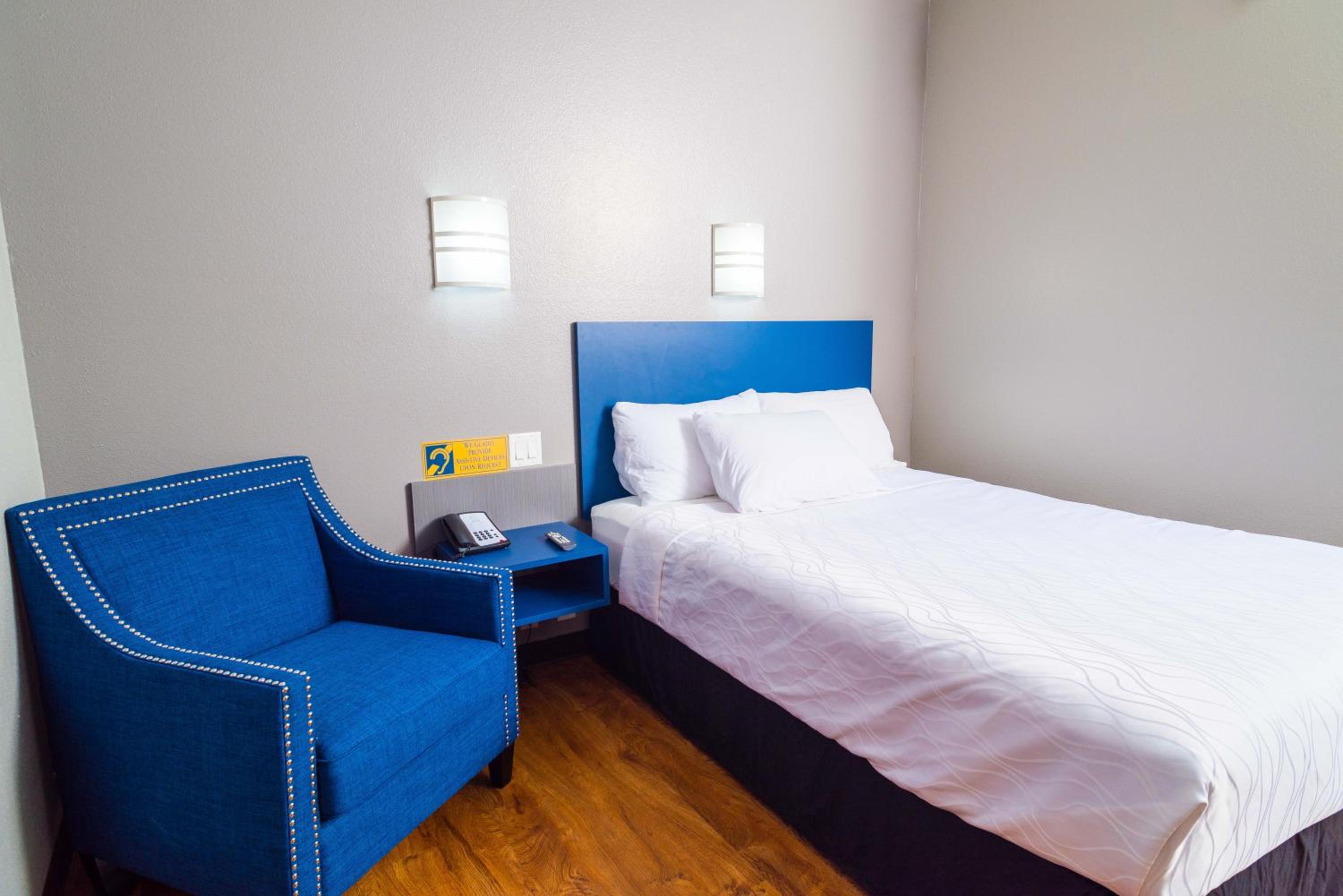 Queen Room with Tub - Accessible/Non Smoking - Photo 1