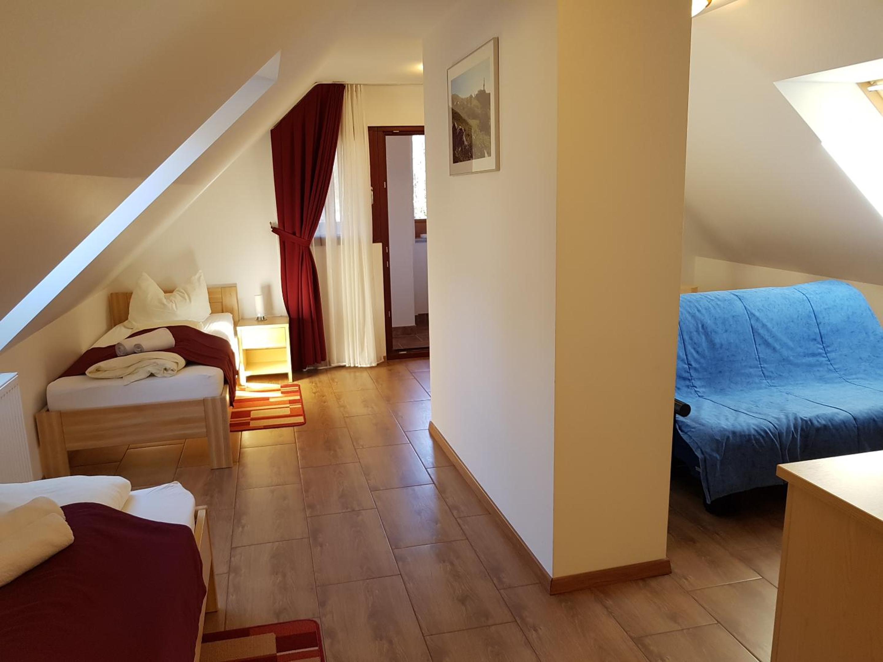 Quadruple Room with Balcony and Mountain View - Photo 12