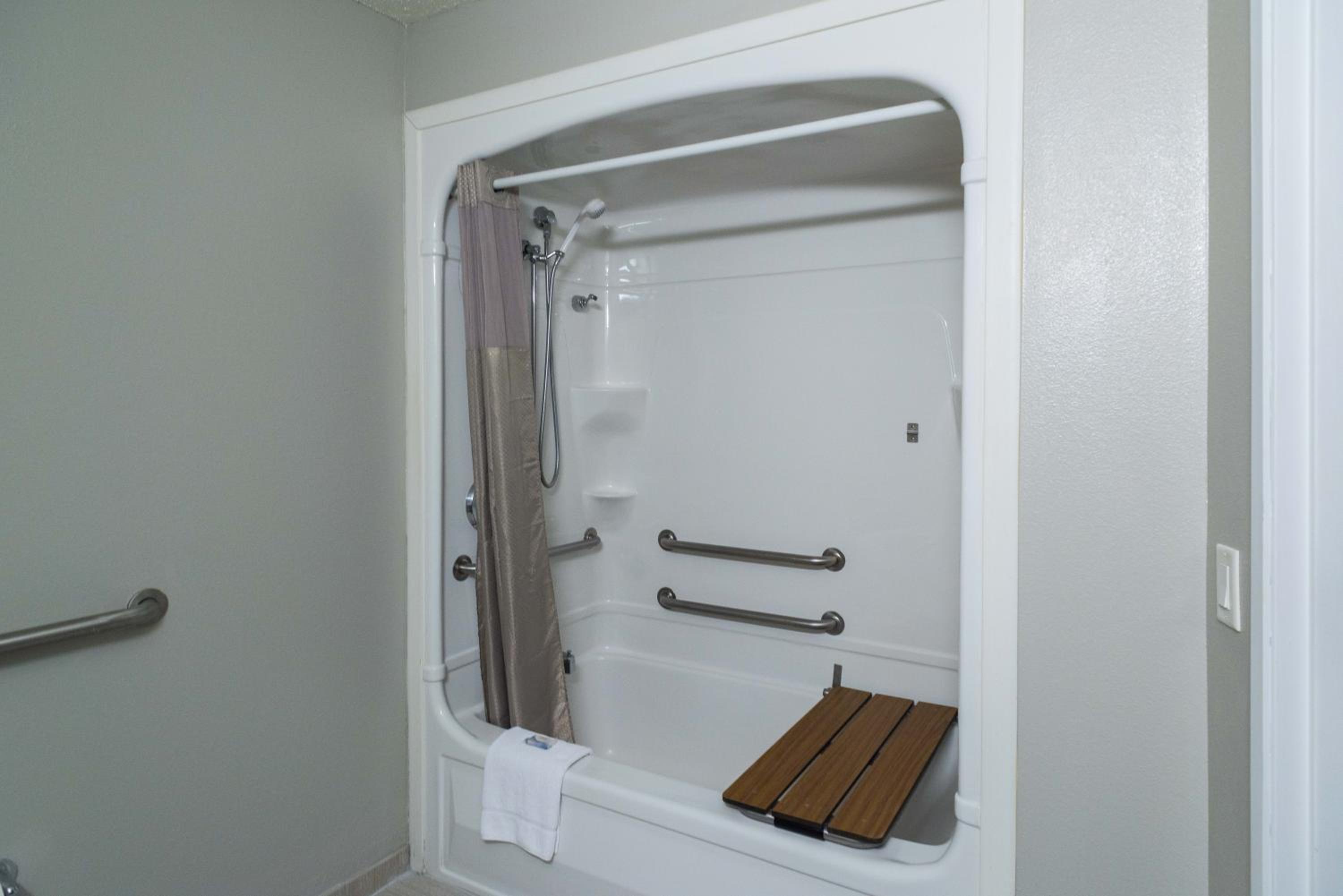Queen Room with Tub - Accessible/Non Smoking - Photo 4