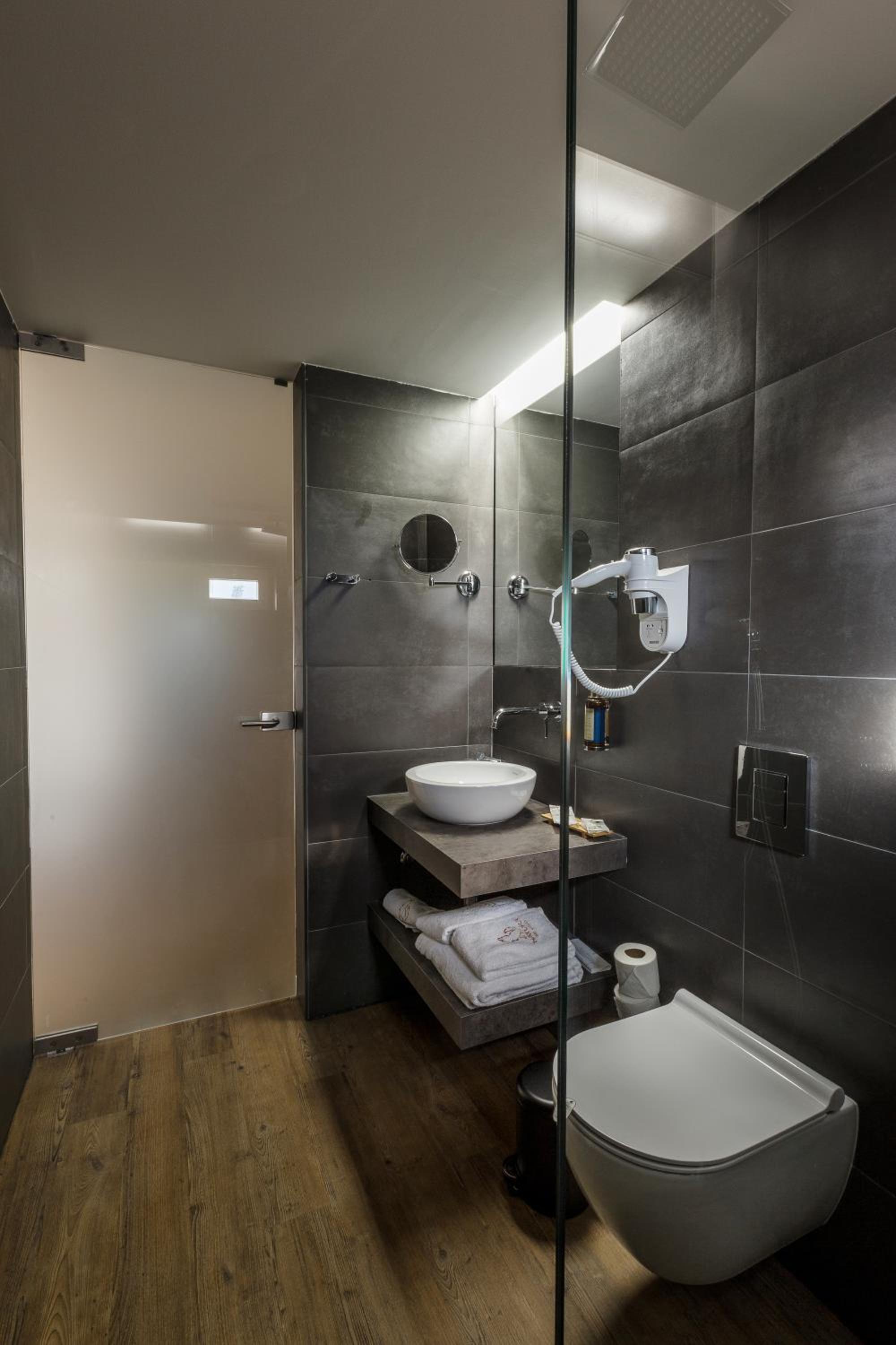 Twin Room - Photo 3
