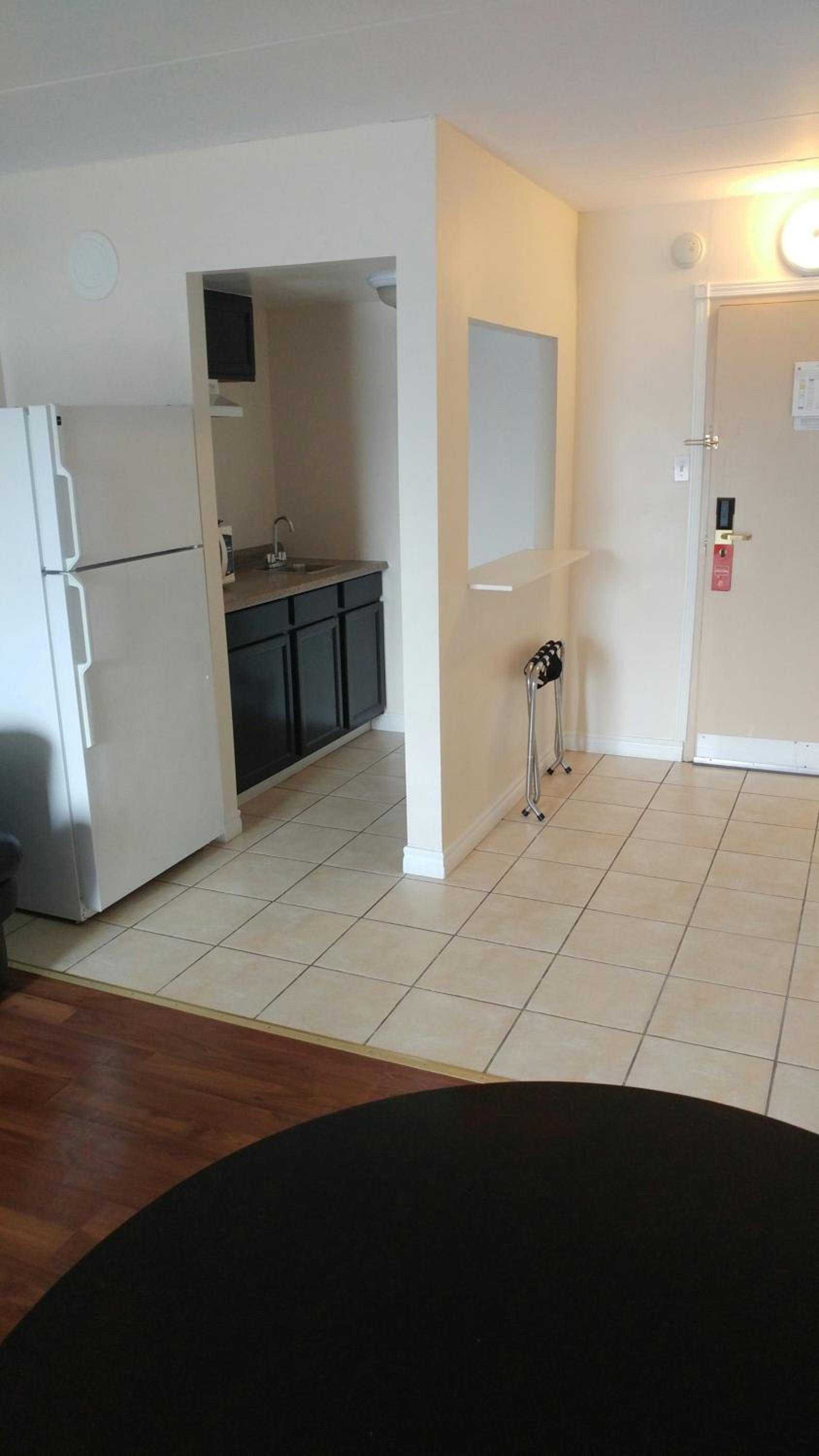 King Suite - Non-Smoking - Photo 5