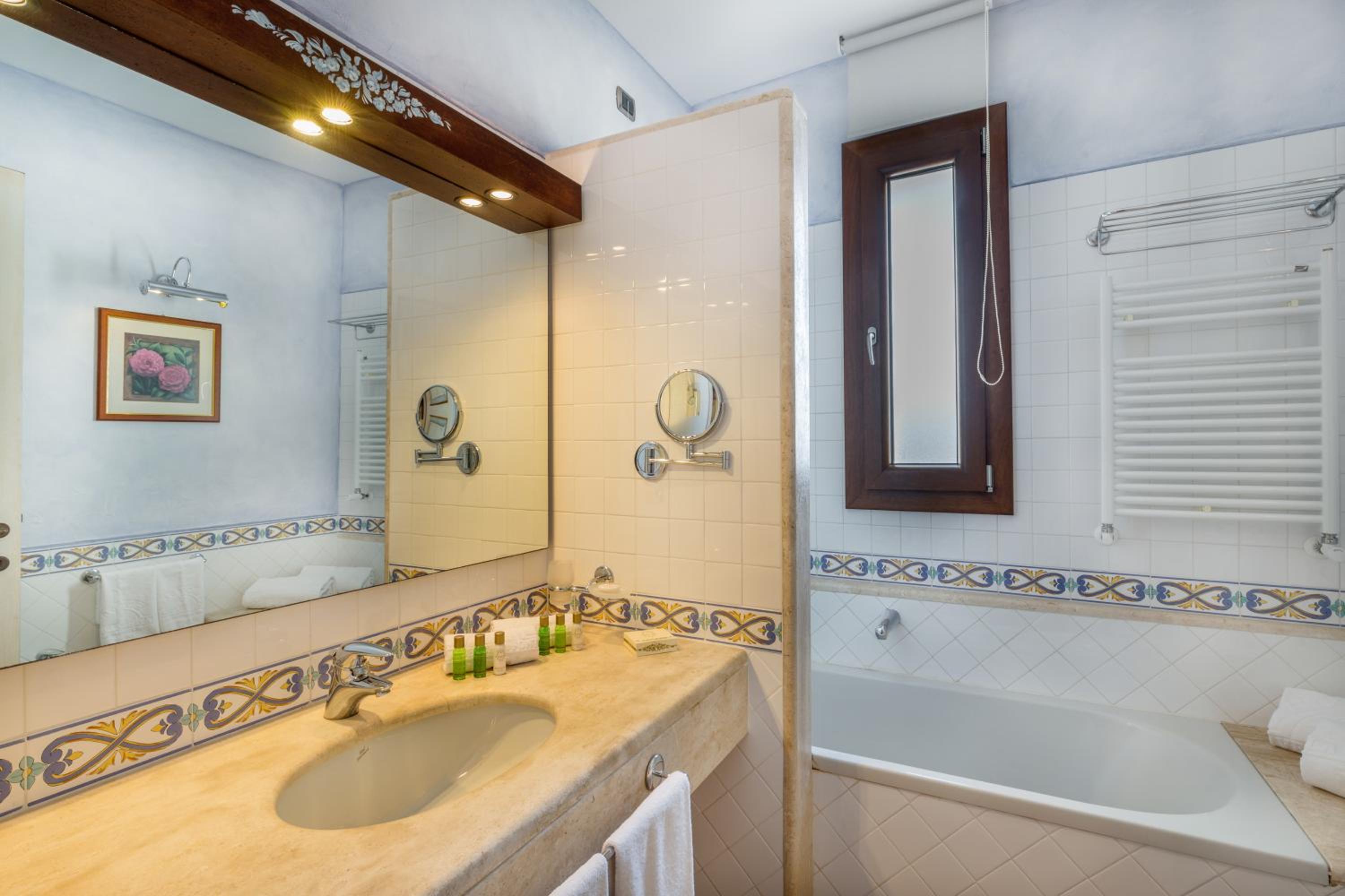 Deluxe Suite with Sea View - Photo 5