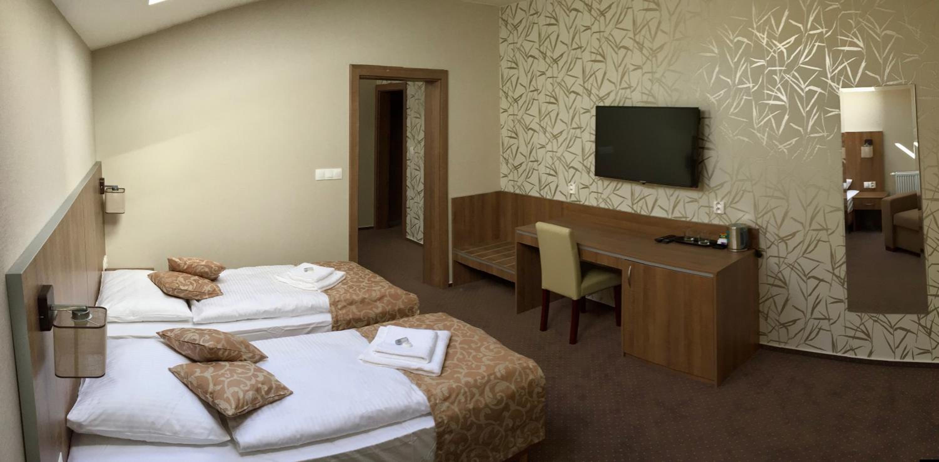 Double Room with Extra Bed - Photo 2