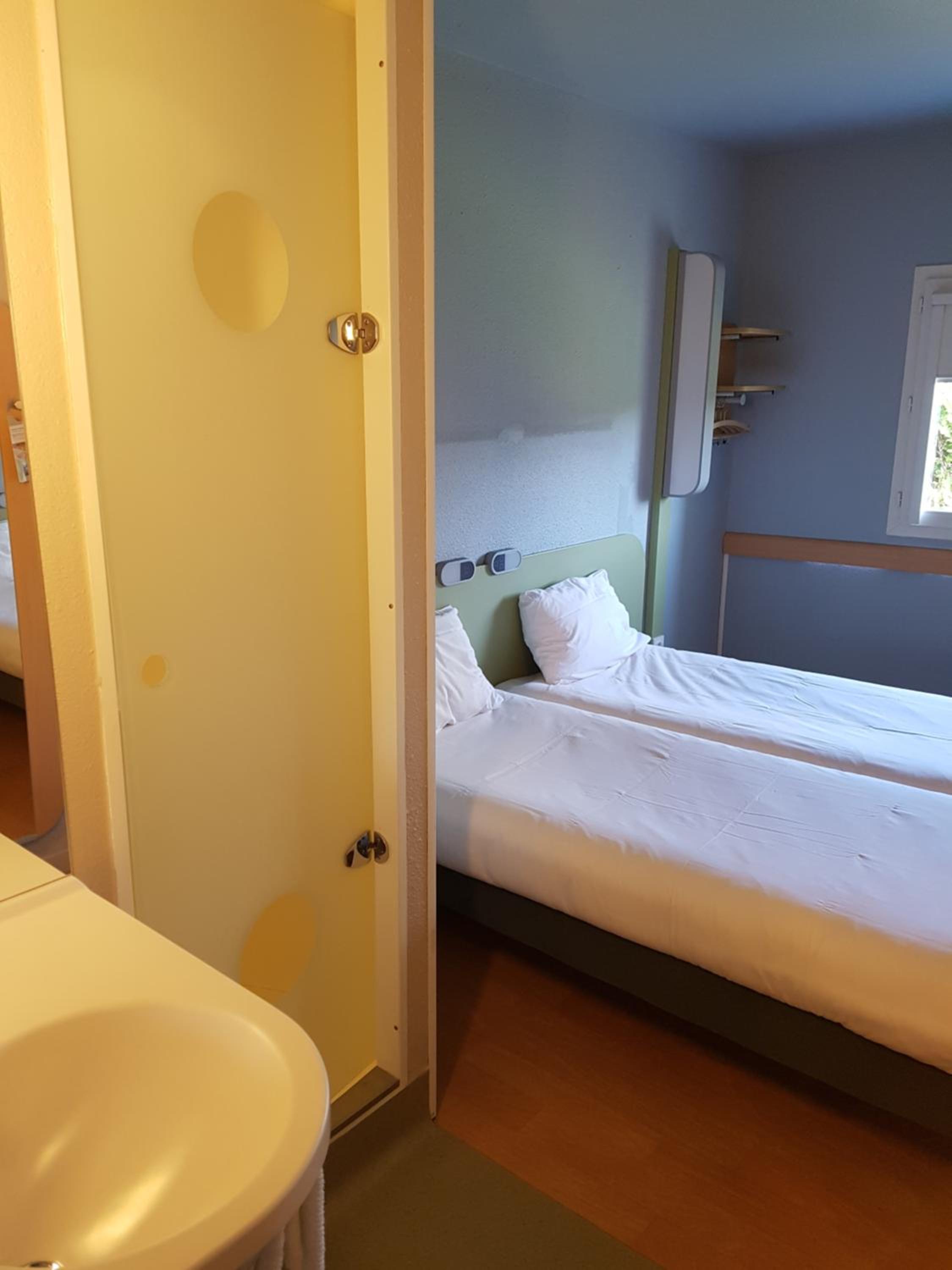 Twin Room - Photo 6