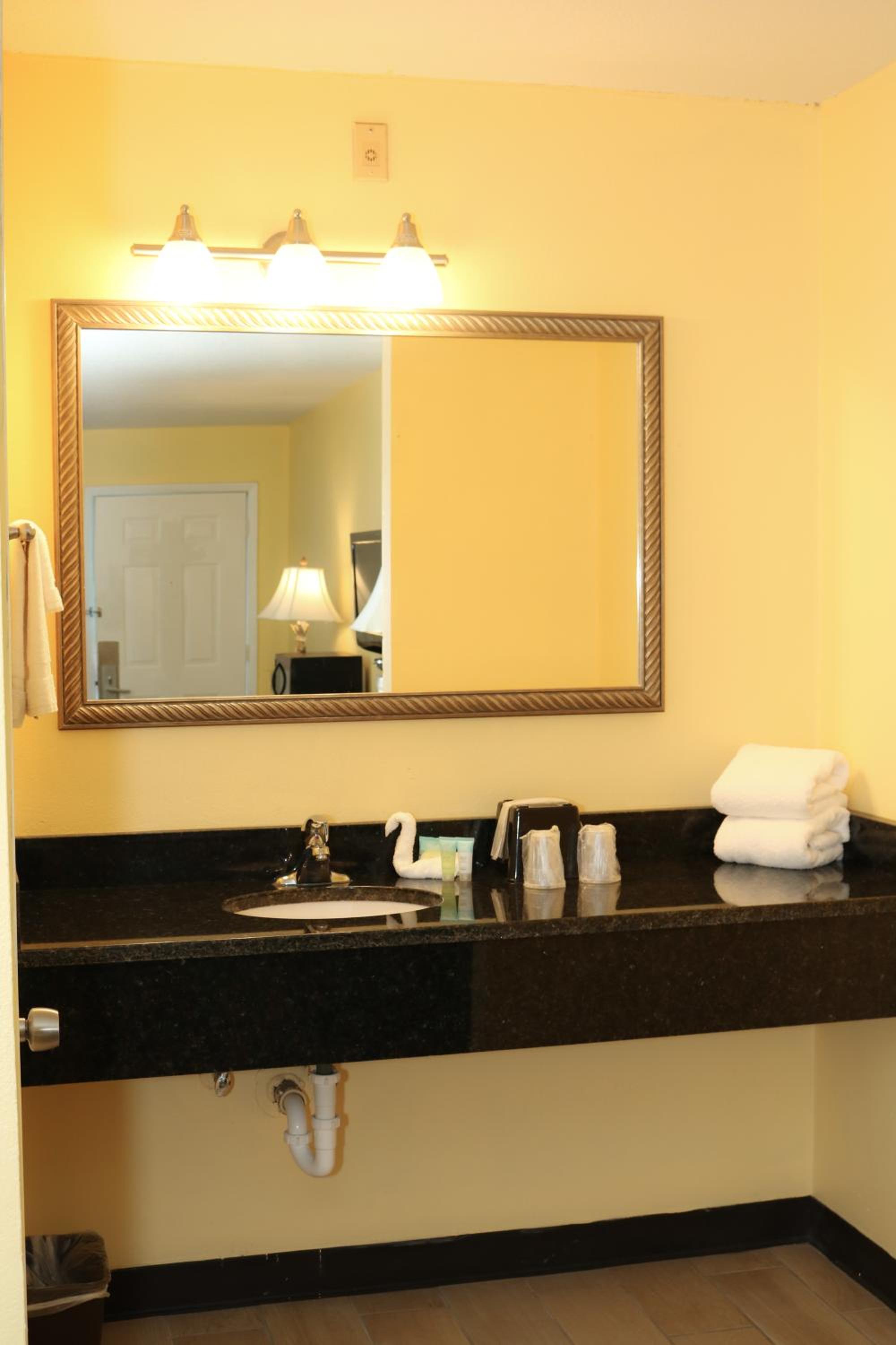 Deluxe King Room - Photo 2