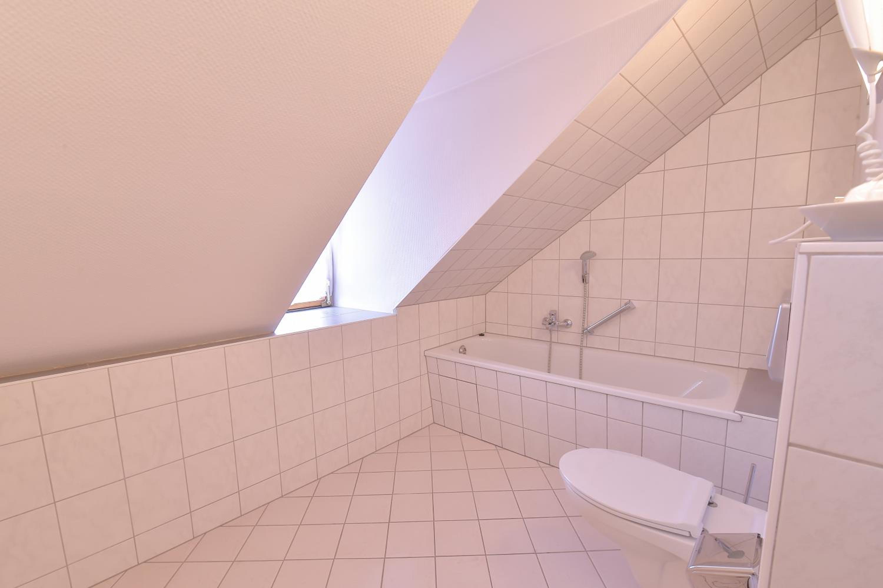 Large Double Room - Photo 6