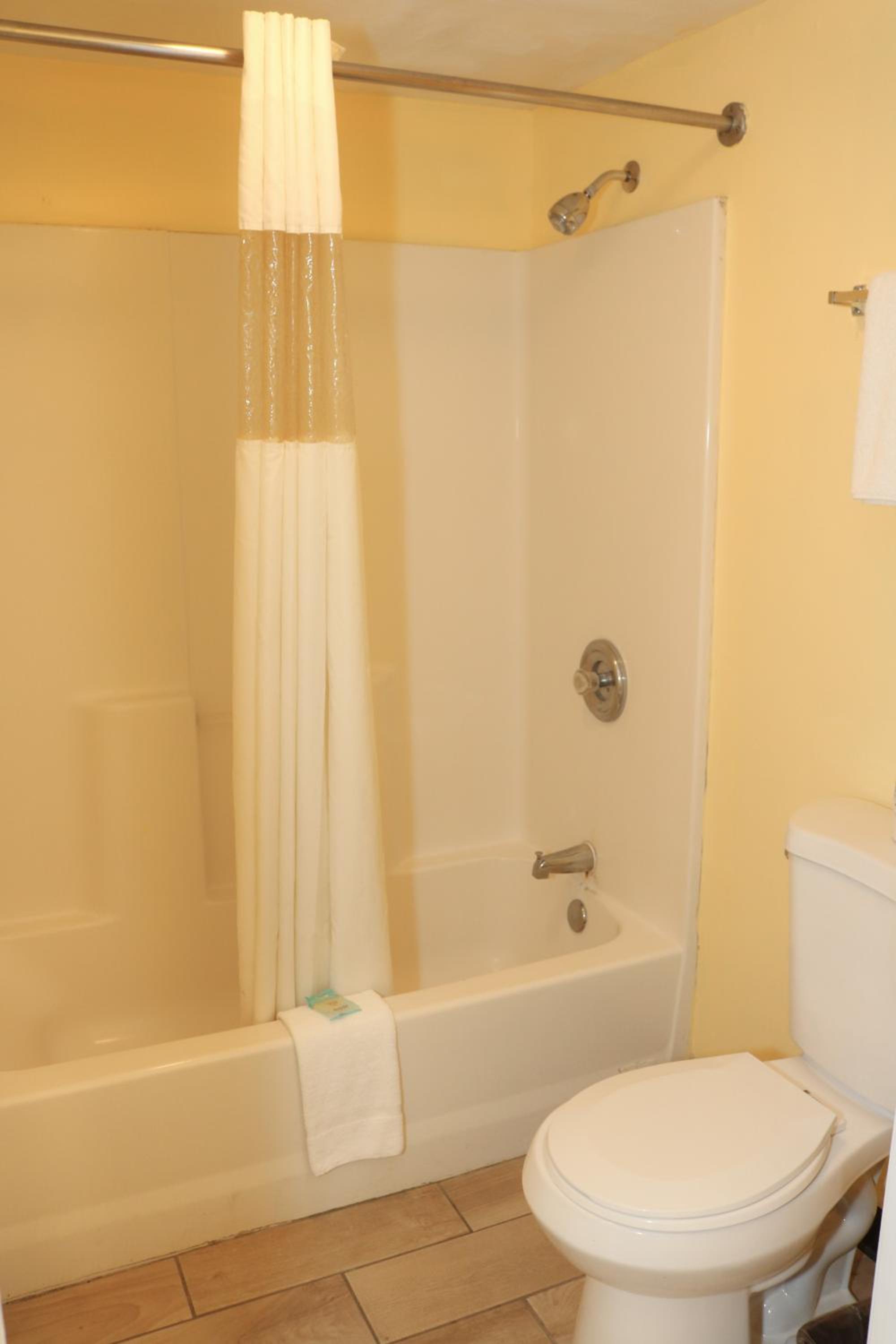 Queen Room with Two Queen Beds - Photo 4
