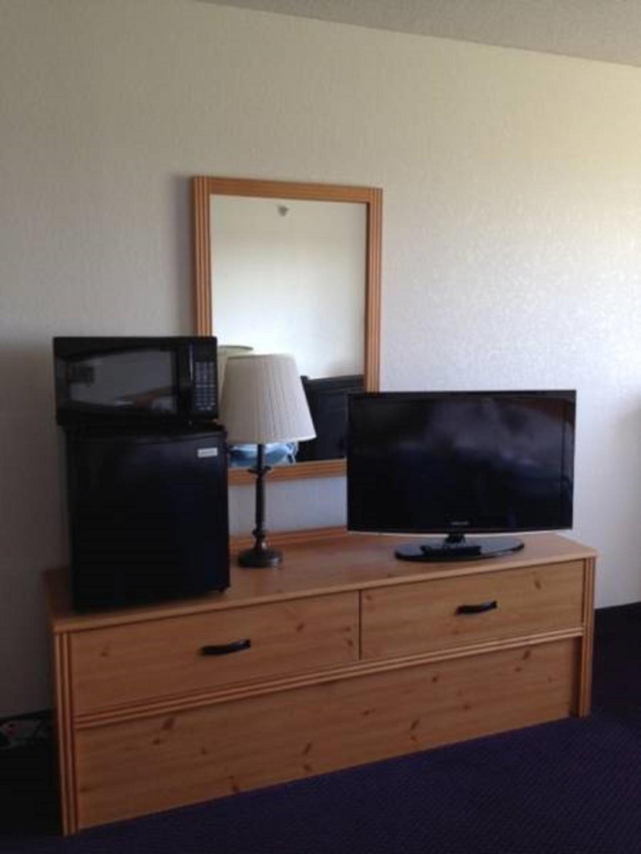 Queen Room - Non-Smoking - Photo 4