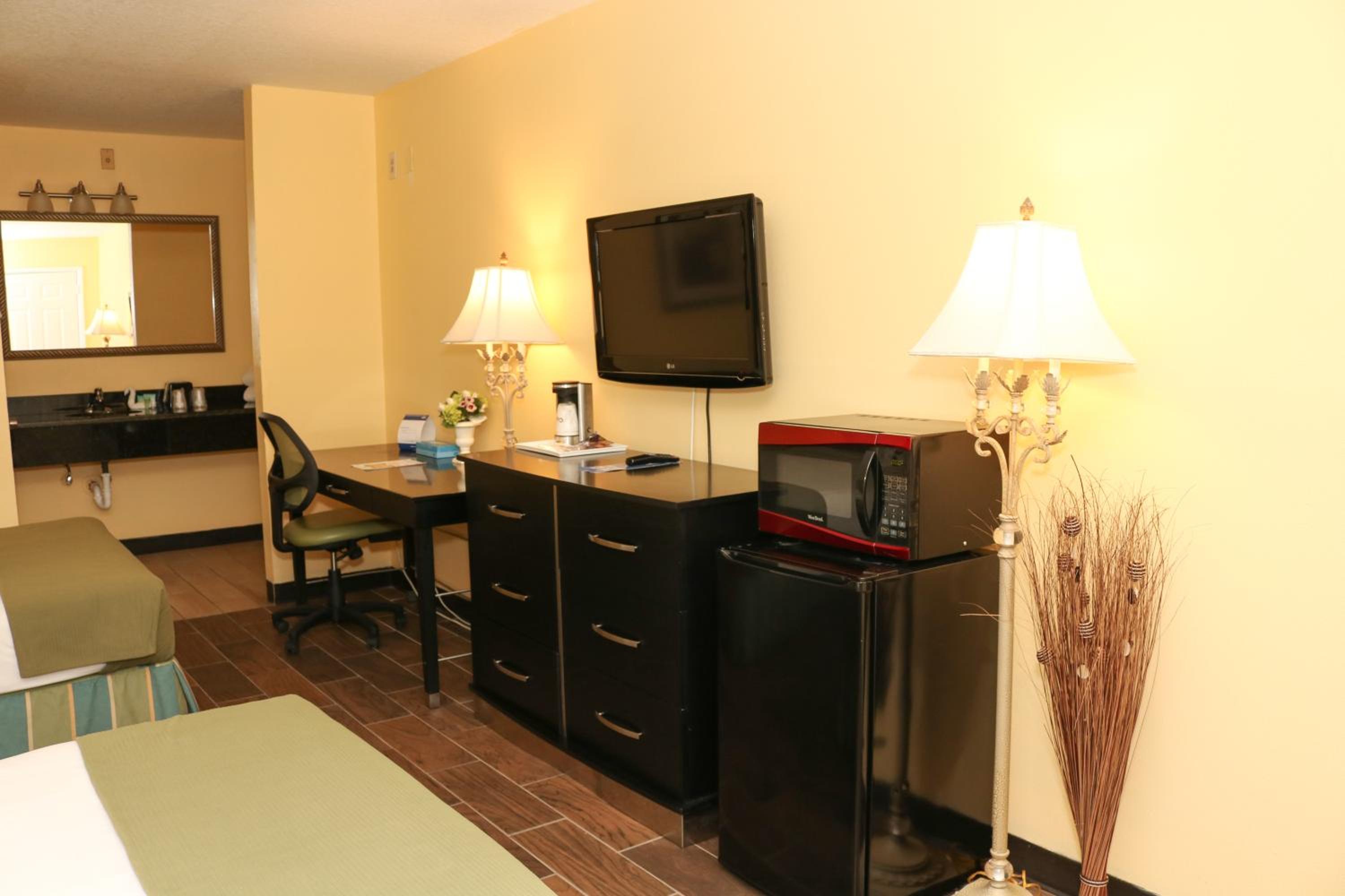 Queen Room with Two Queen Beds - Photo 3