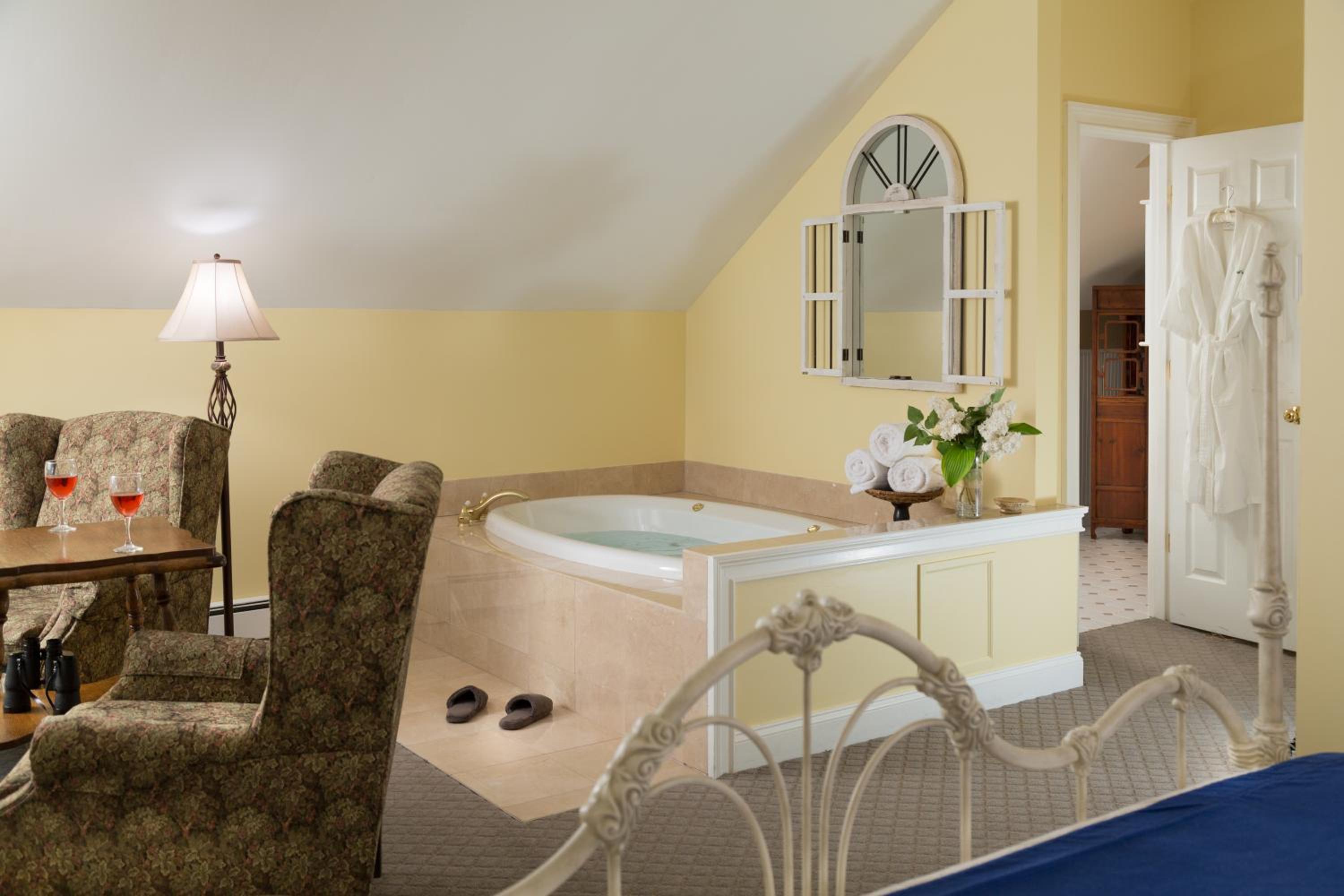 King Suite - Mount Katahdin Suite photo 1