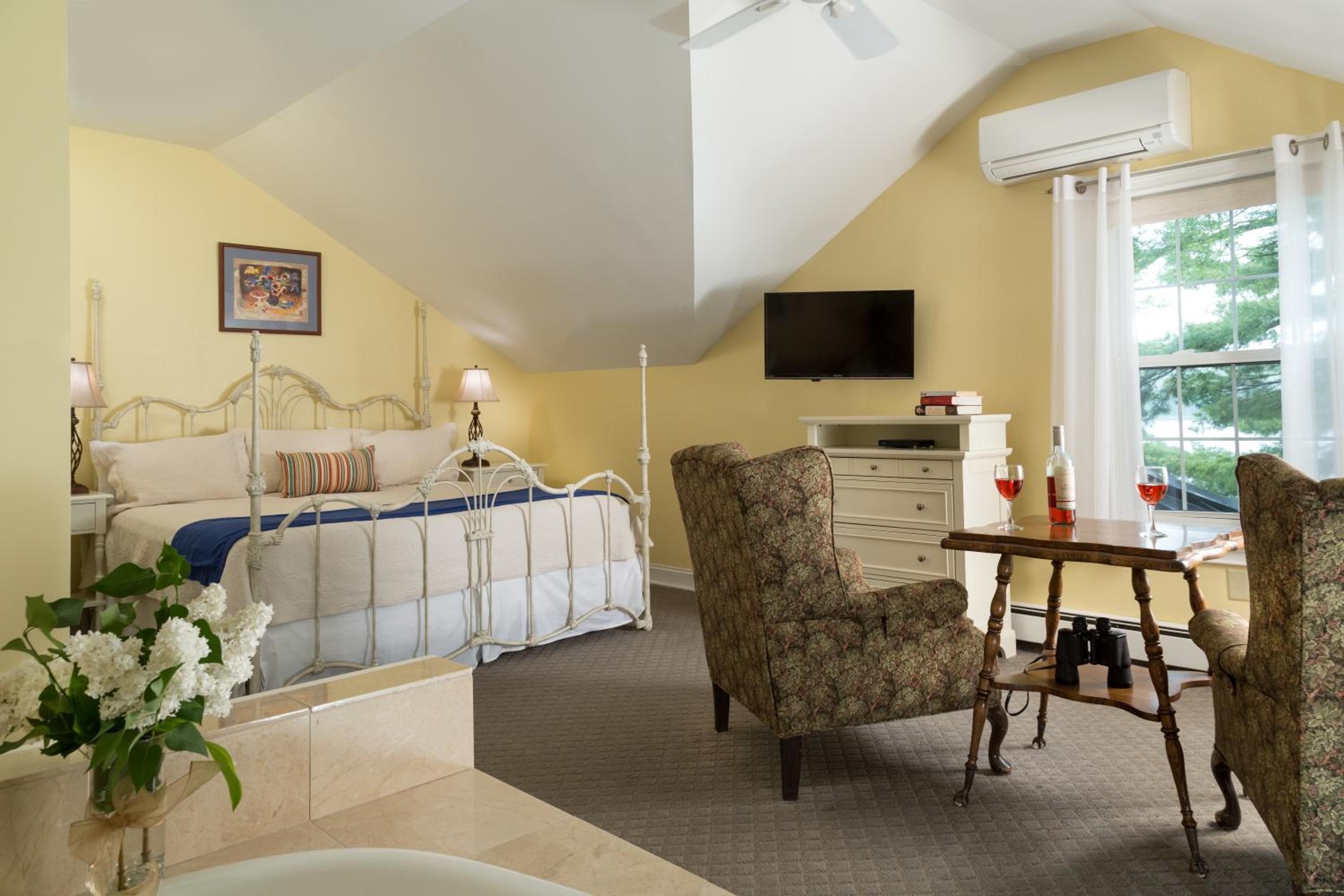 King Suite - Mount Katahdin Suite photo 3