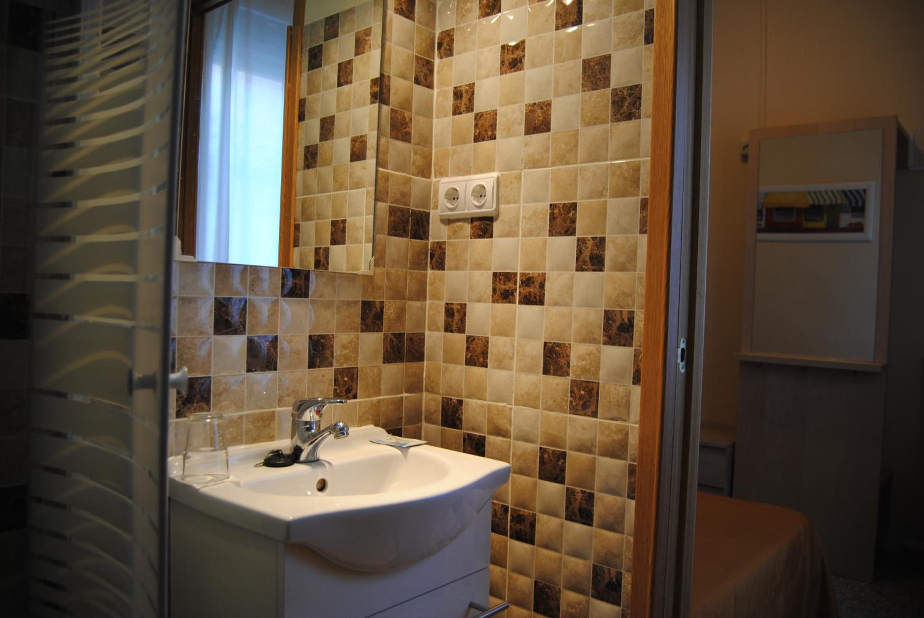 Single Room with Private Bathroom photo 2