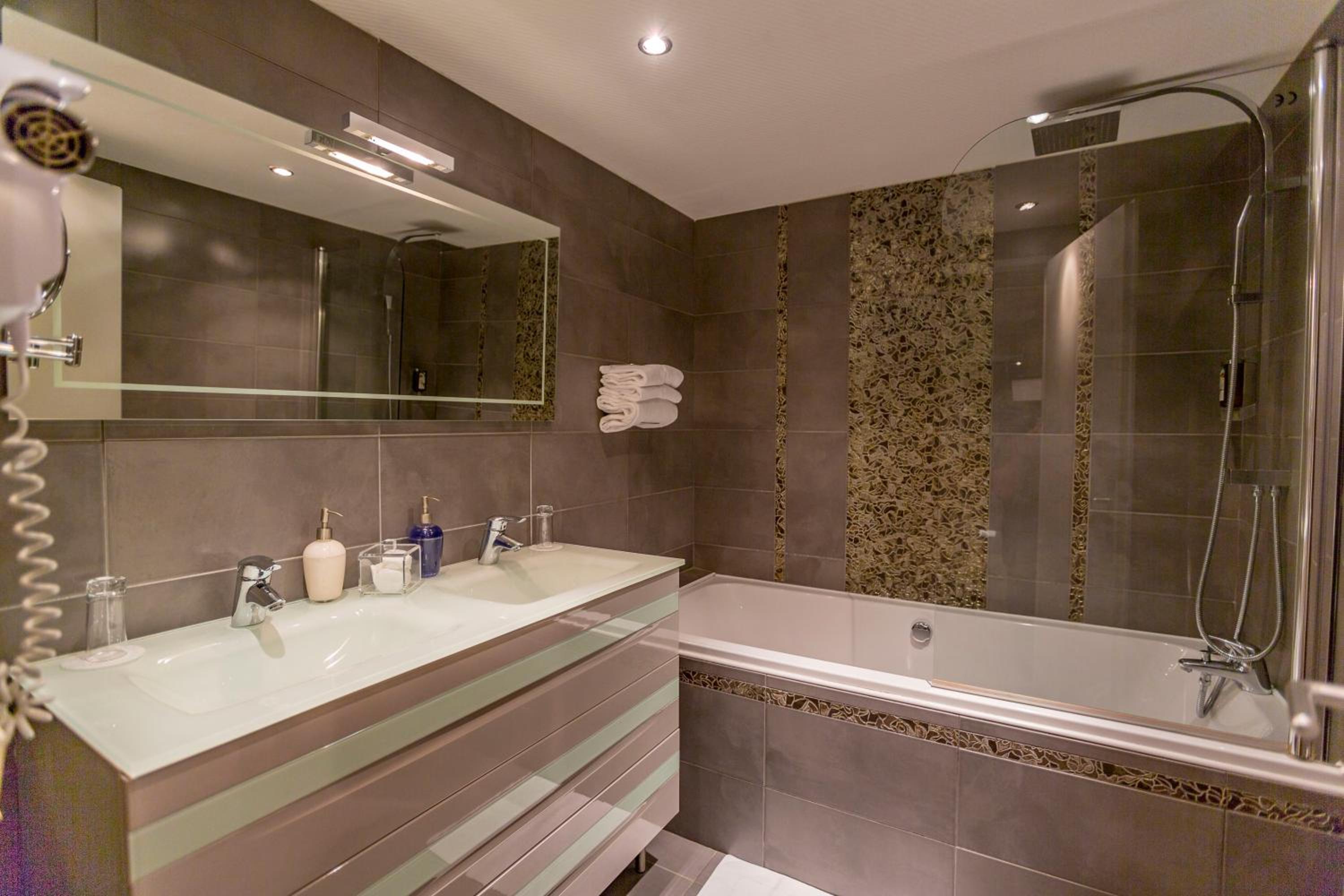 Luxe Room - Photo 6