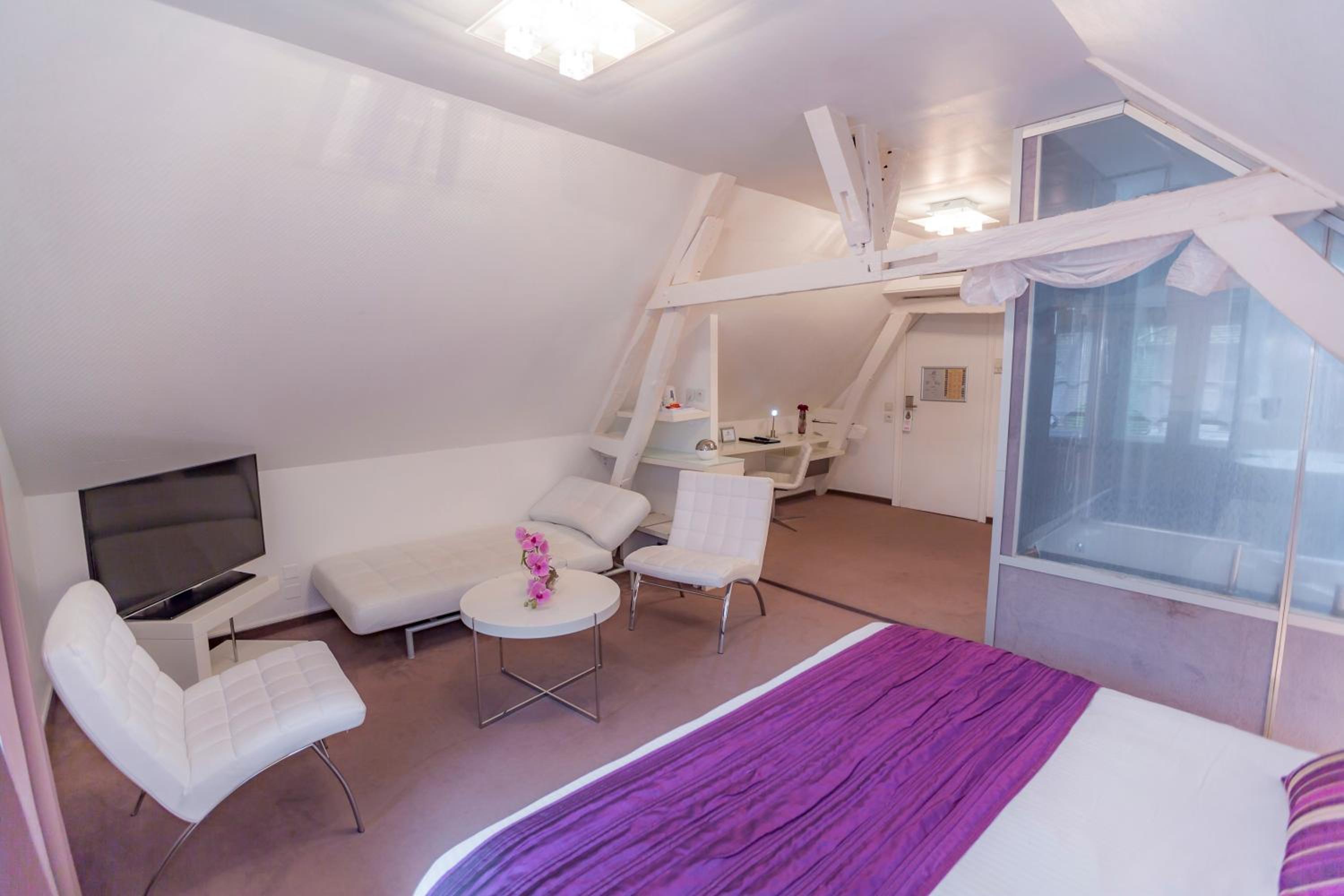 Luxe Room - Photo 11