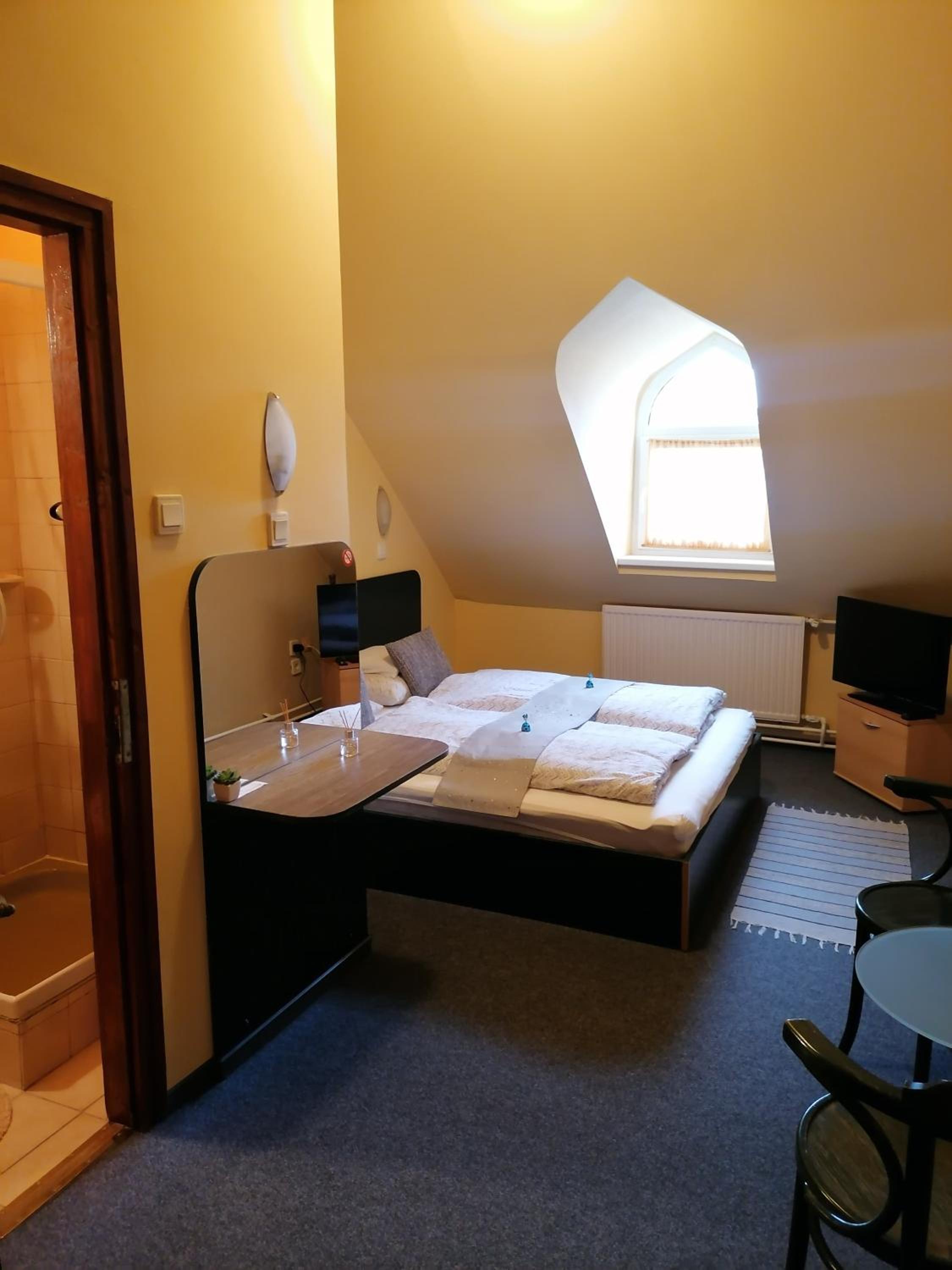 Standard Queen Room