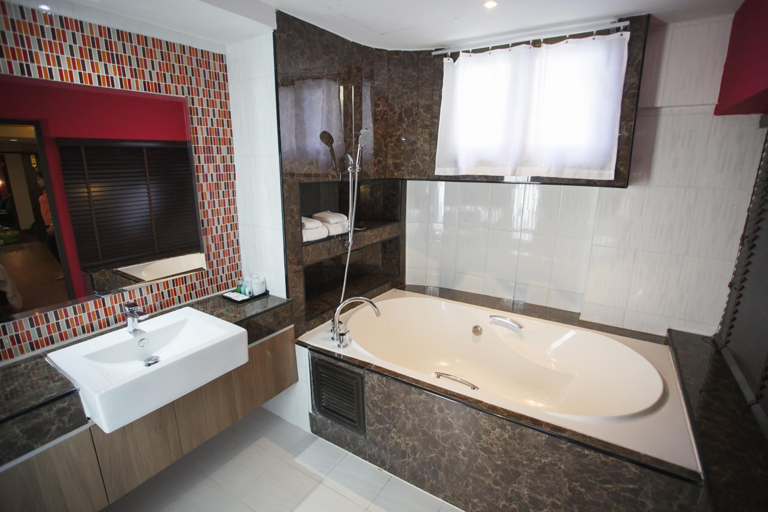 Deluxe King Room - Photo 3