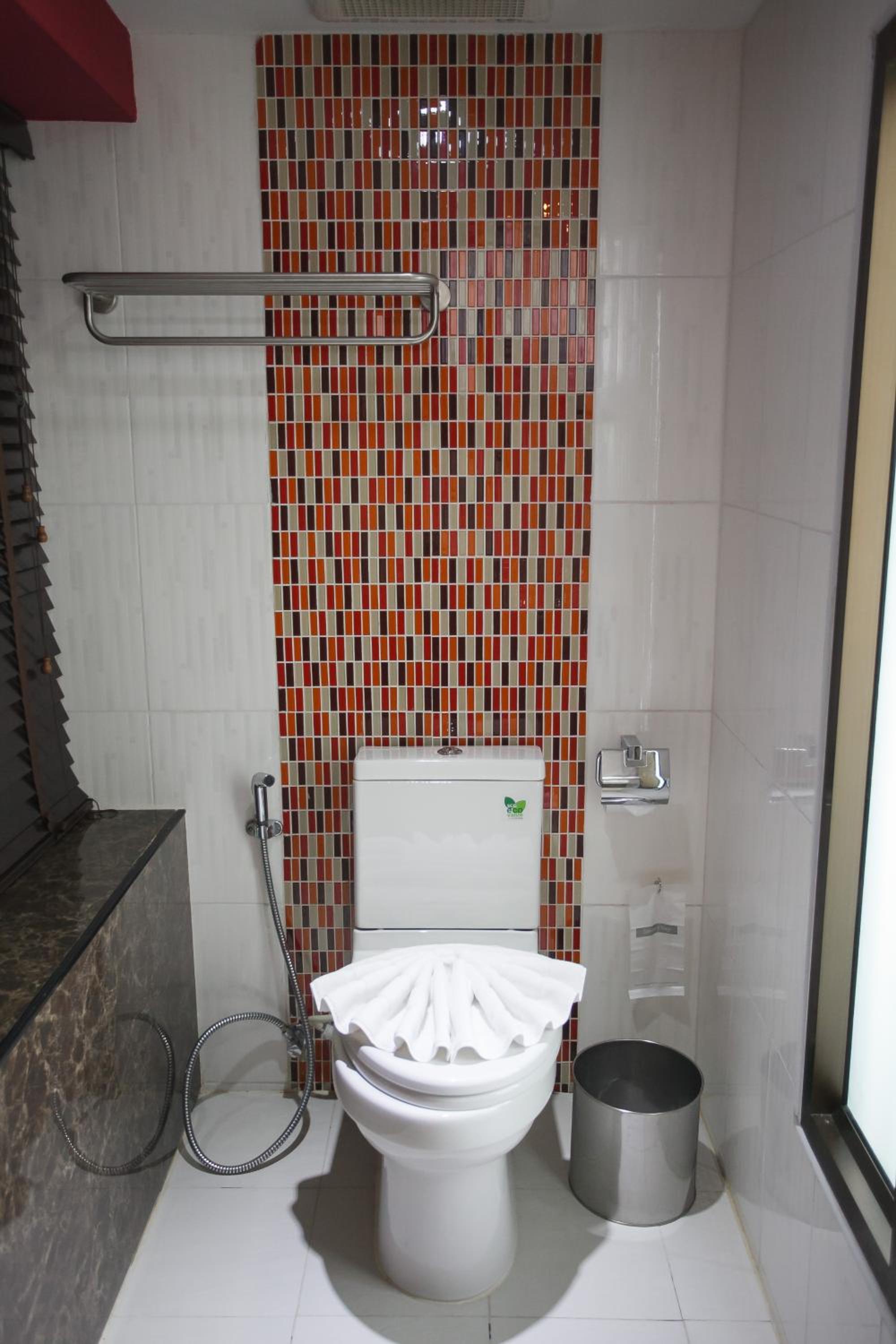 Deluxe King Room - Photo 2