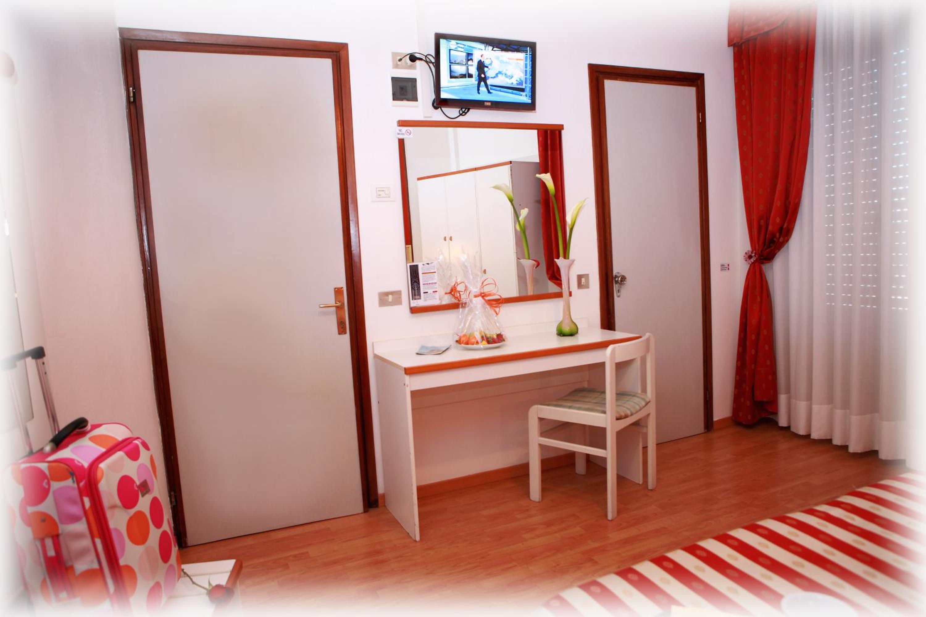 Triple Room - Photo 13
