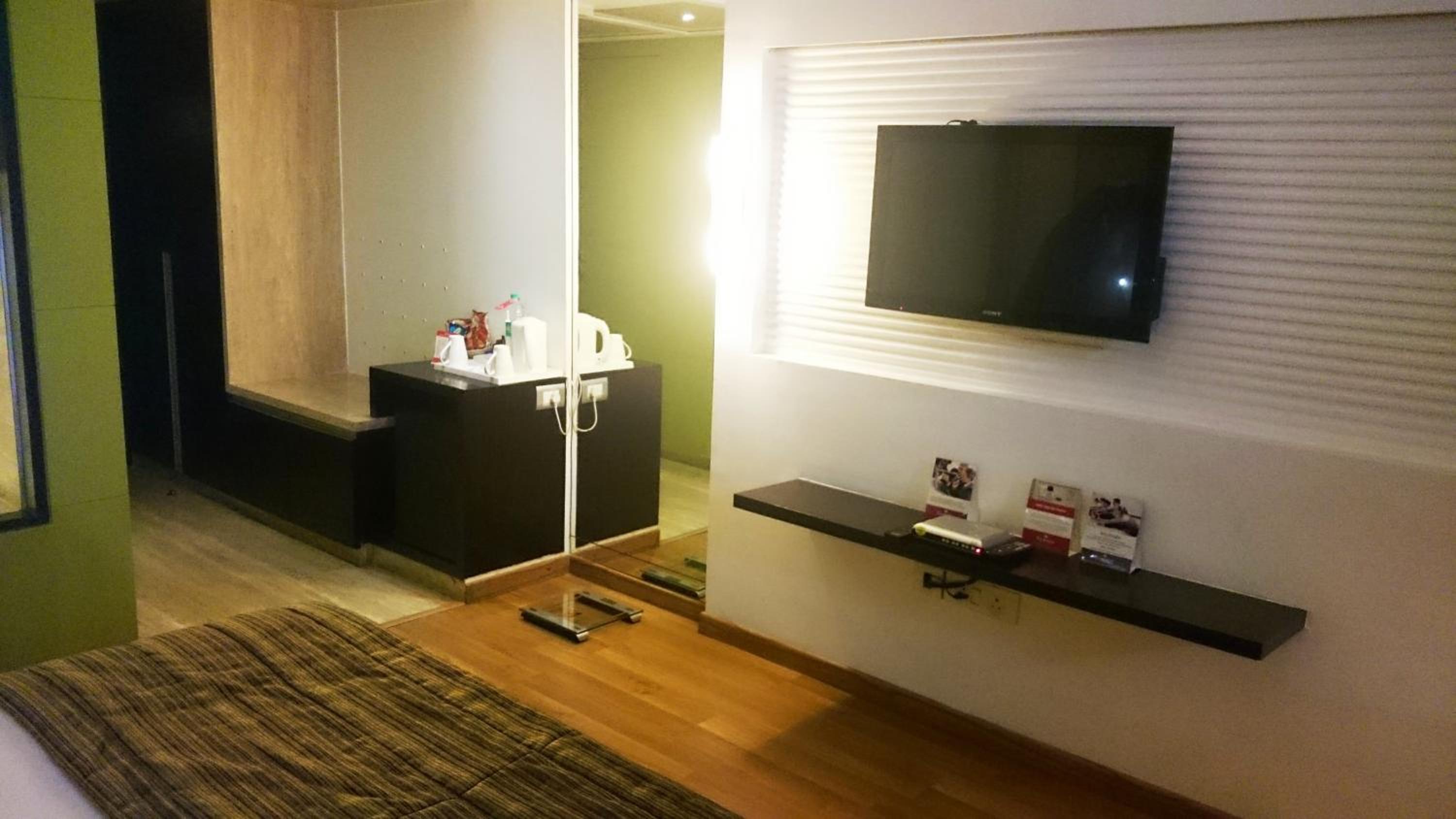 Comfort King Room - Non-Smoking  photo 2