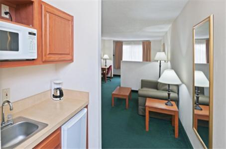 Standard King Room with Mobility Accessible Roll-In Shower - Photo 2