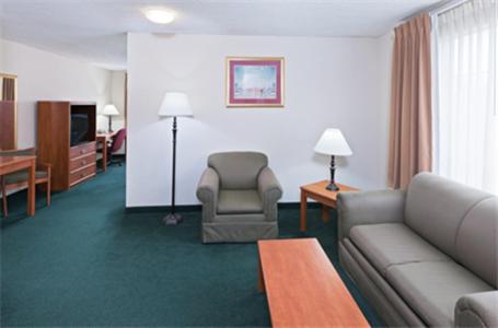 Standard King Room with Mobility Accessible Roll-In Shower - Photo 3