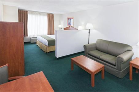 Standard King Room with Mobility Accessible Roll-In Shower - Photo 1