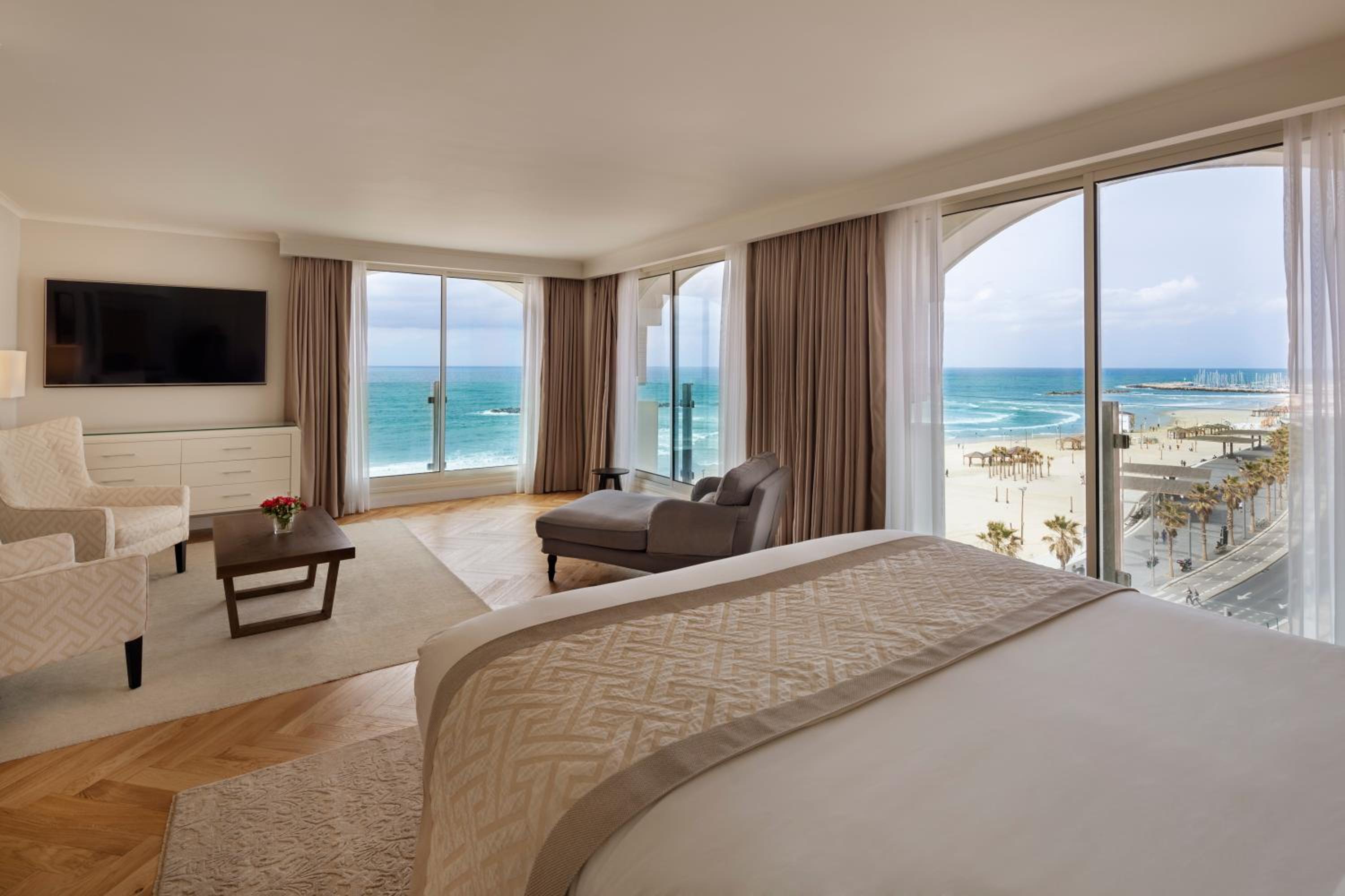Executive Suite - Photo 2
